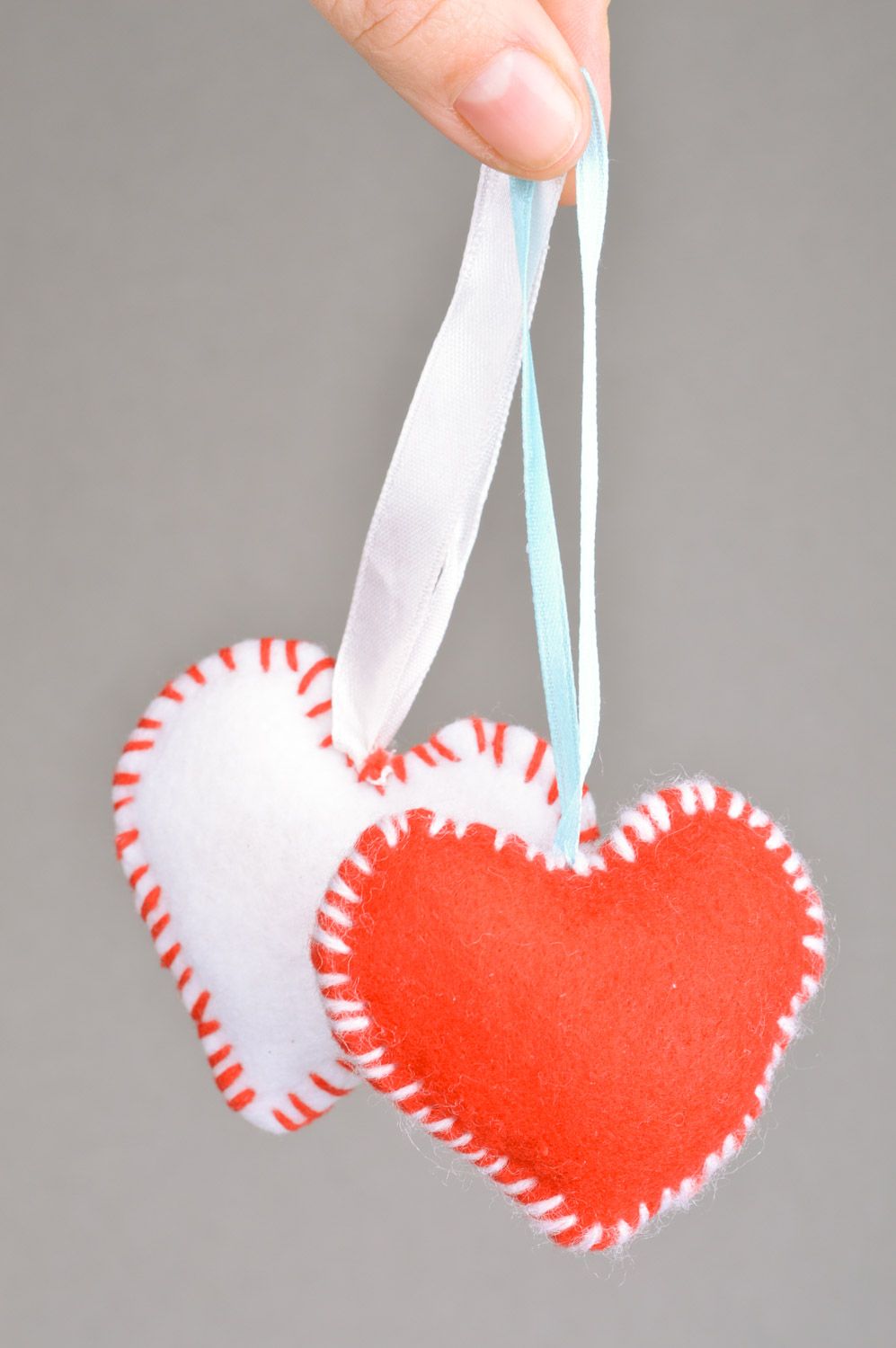 Set of 2 handmade decorative wall hanging hearts sewn of white and red fleece photo 3