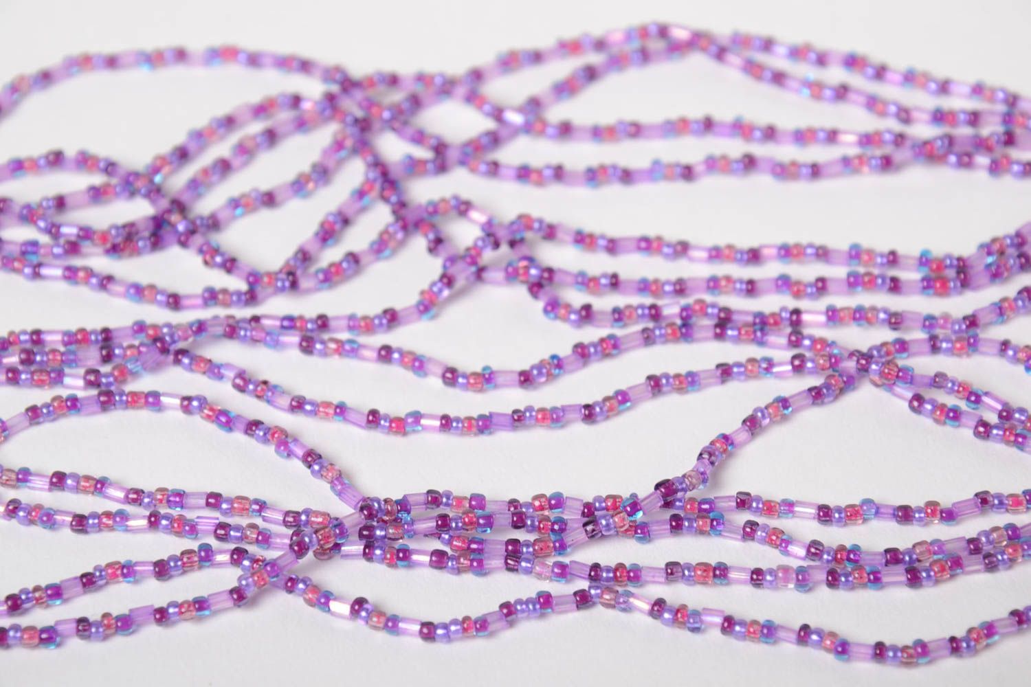 Длинное ожерелье из бисера и стекляруса фиолетовое многорядное ручной работы  фото 4