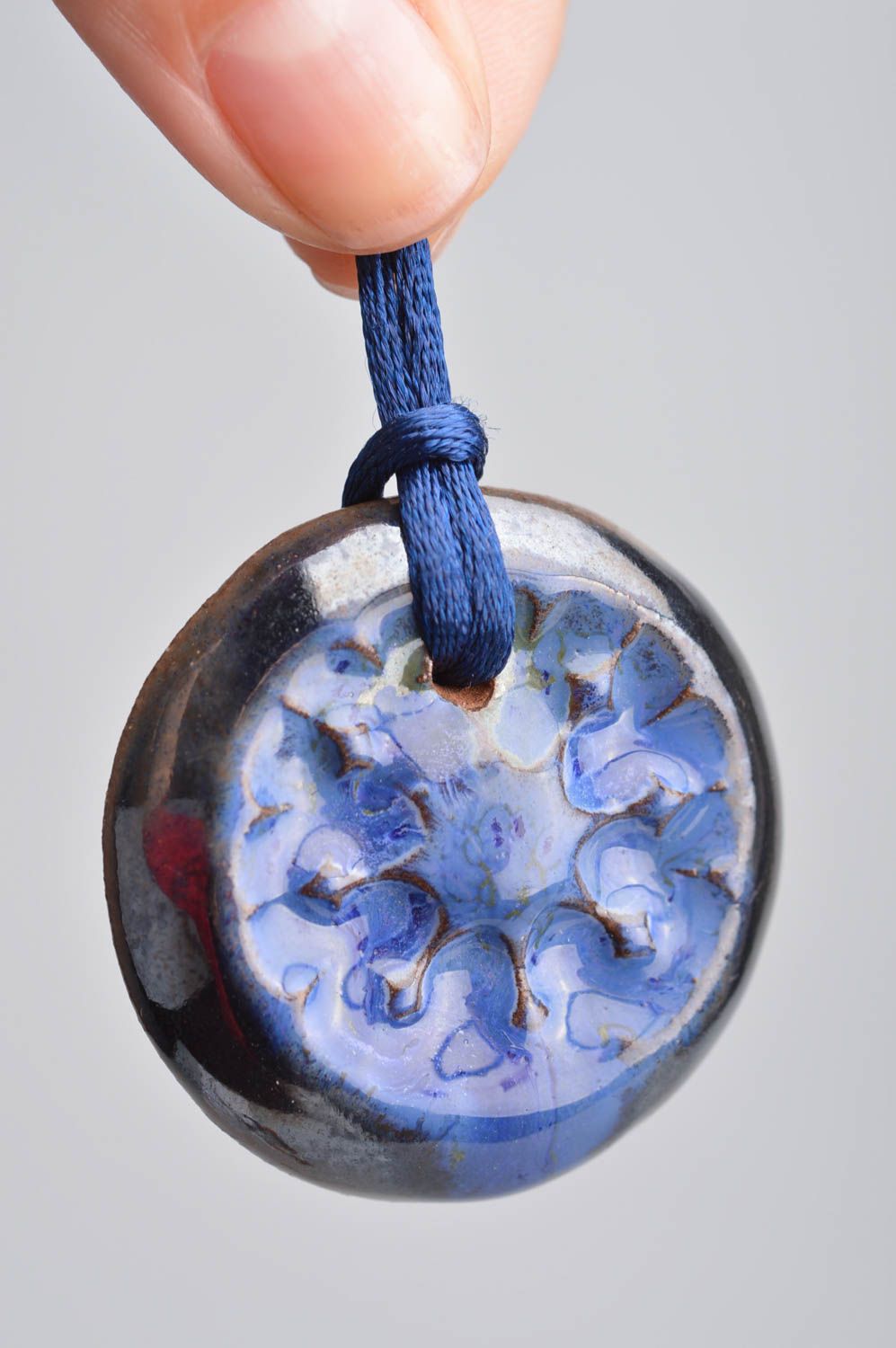 Синий глиняный кулон на шнурку ручной работы круглой формы оригинальный красивый фото 3