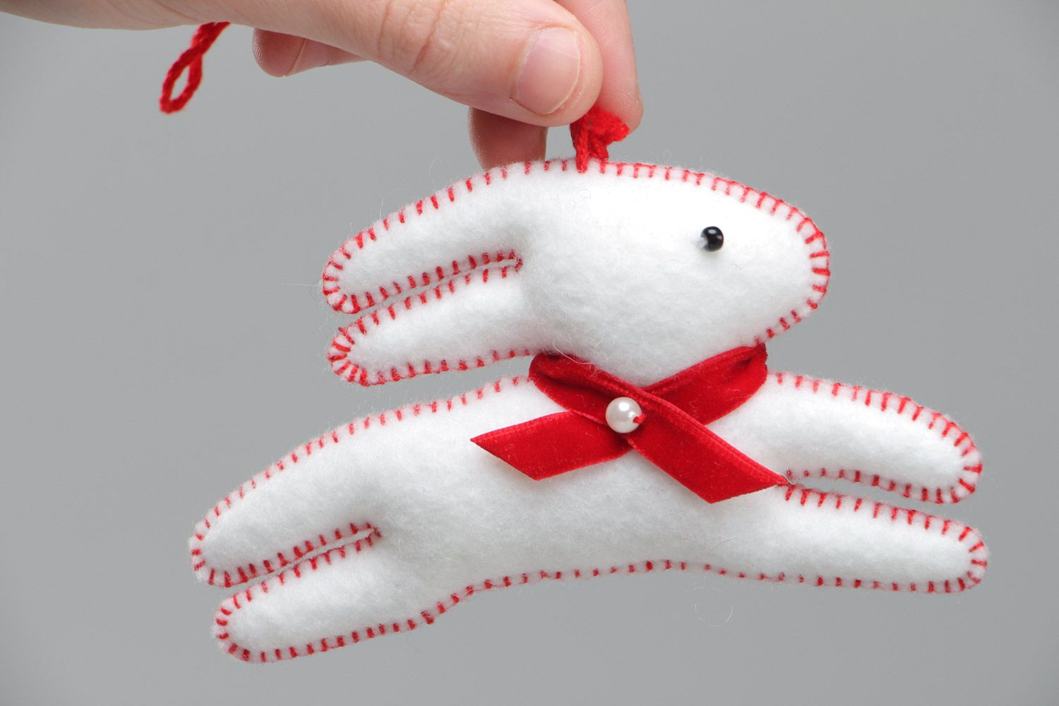 Белая декоративная игрушка в виде зайчика из фетра для декора ручной работы фото 5
