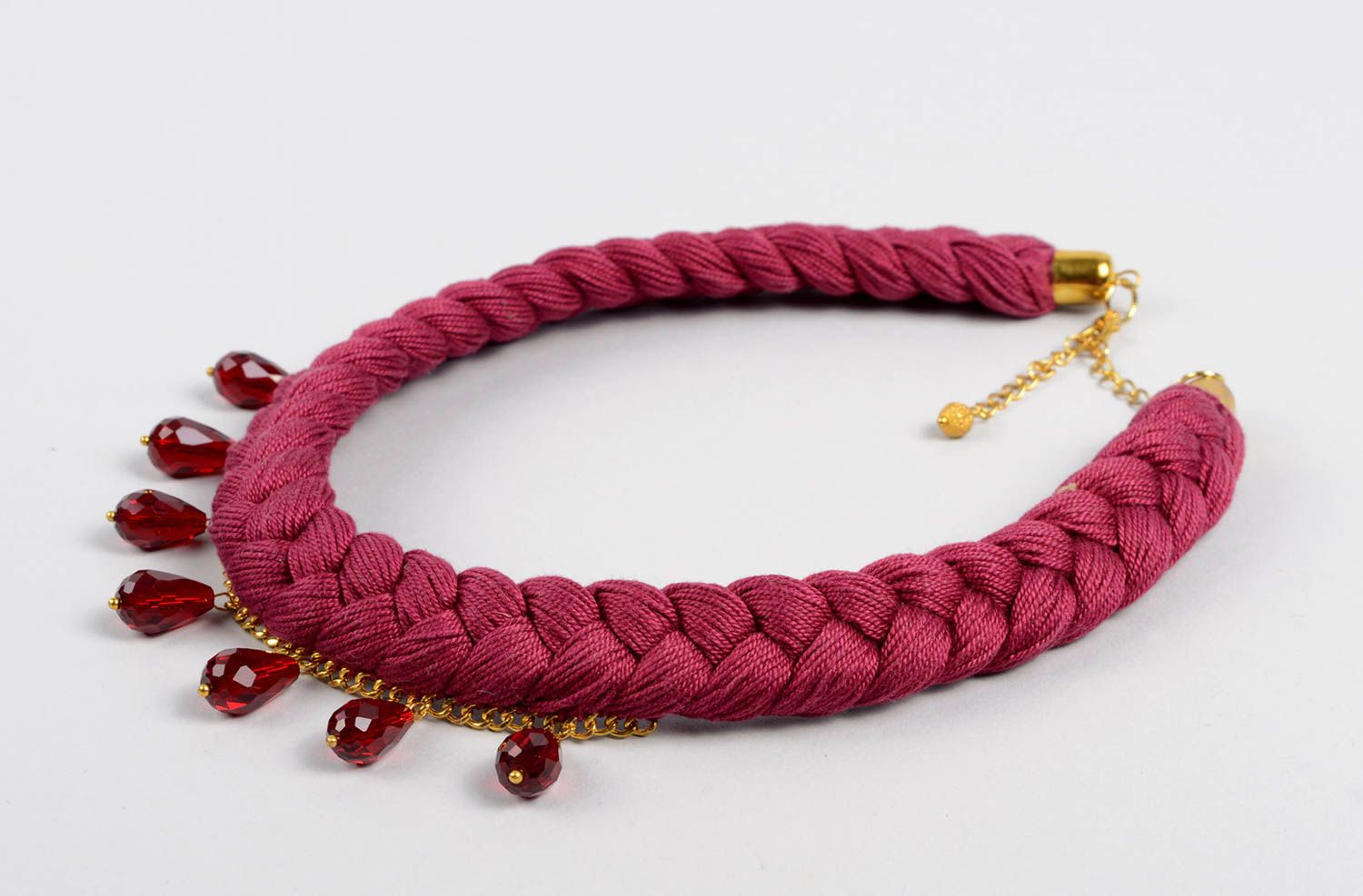 Collier textile Bijou fait main de couleur framboise en fils Accessoire femme photo 1