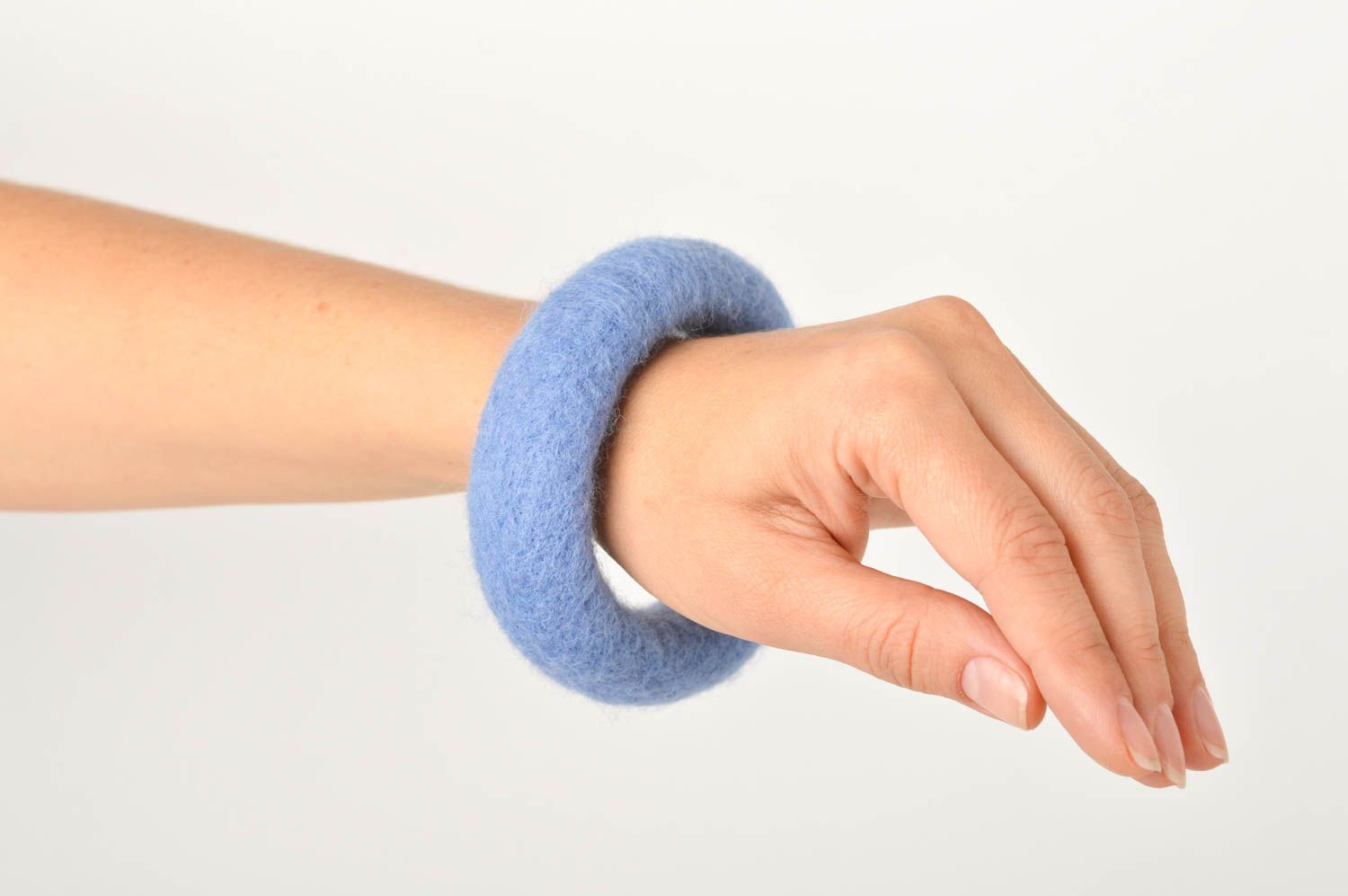 Bracelet laine Bijou fait main bleu clair original Accessoire femme design photo 3