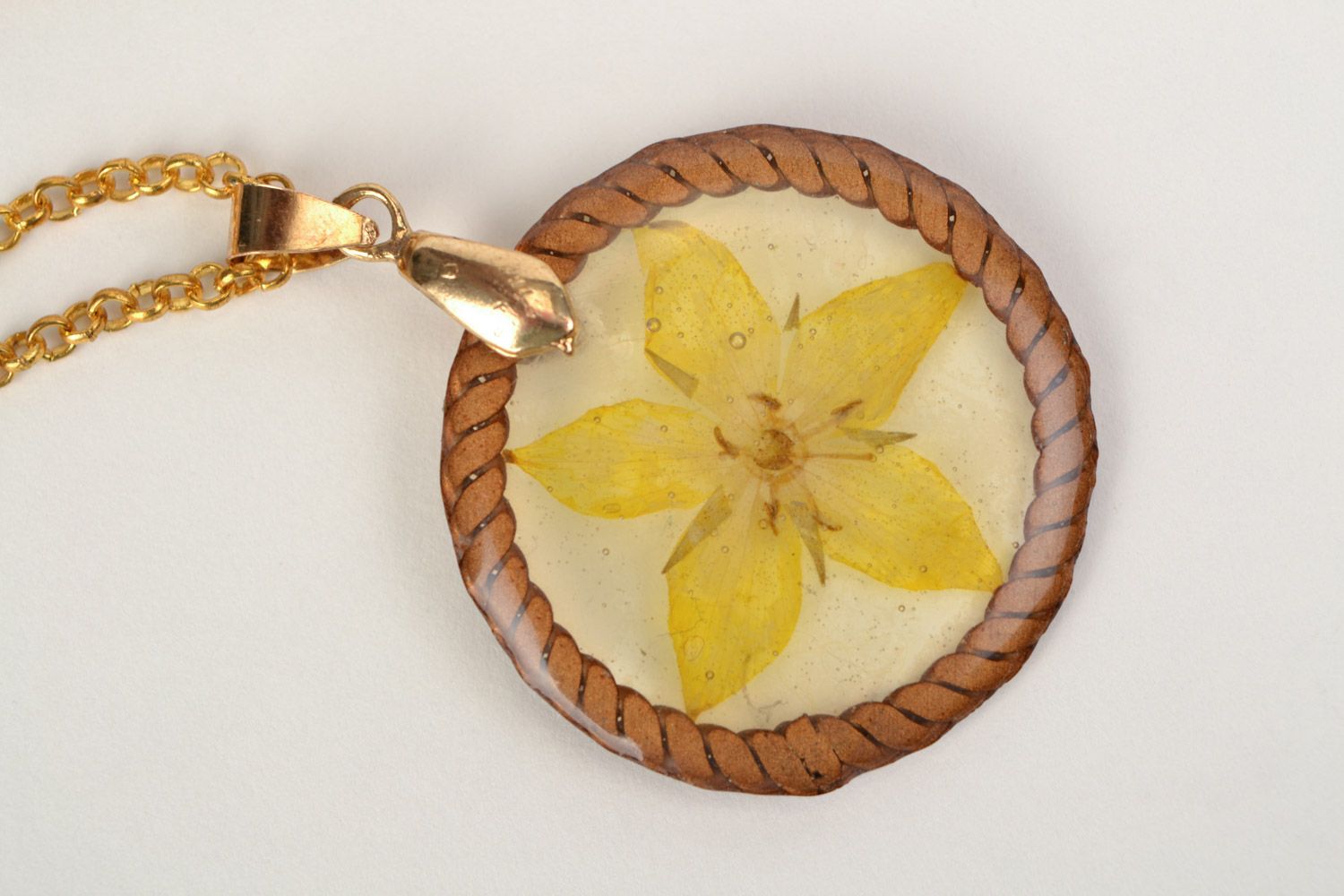Handmade round pendant with natural dried flower embedded in epoxy resin photo 5