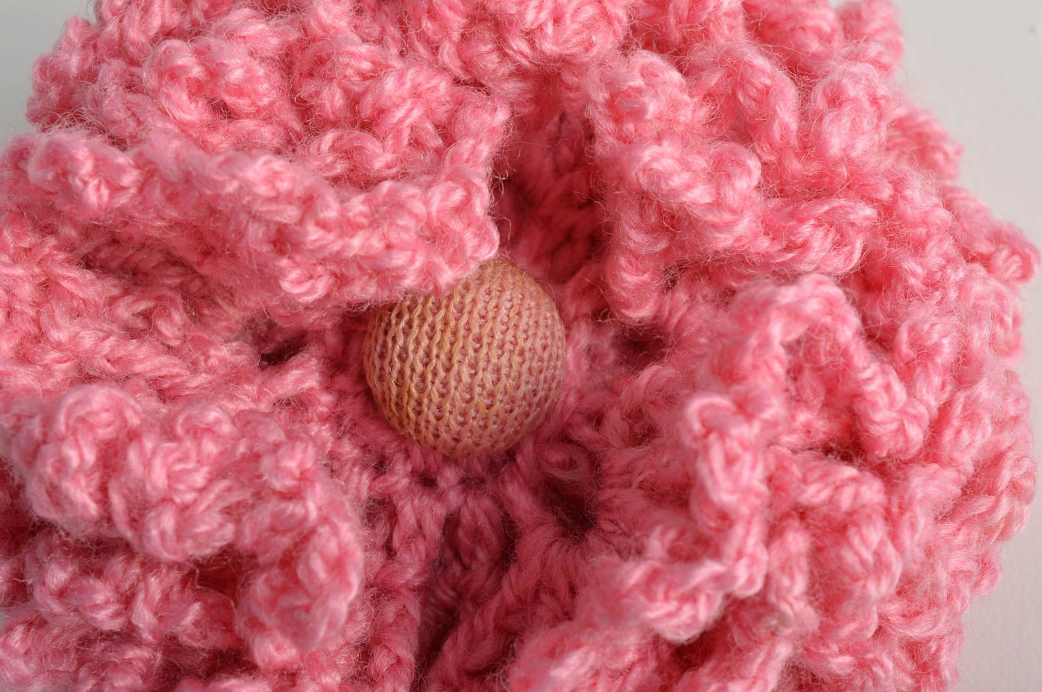 Élastique à cheveux fait main original forme de fleur rose tricotée au crochet photo 5
