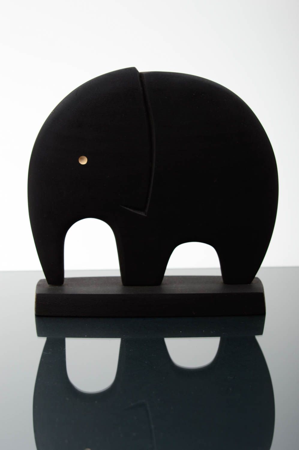 Статуэтка из древесины ясеня в виде слона ручной работы черная покрытая воском фото 1
