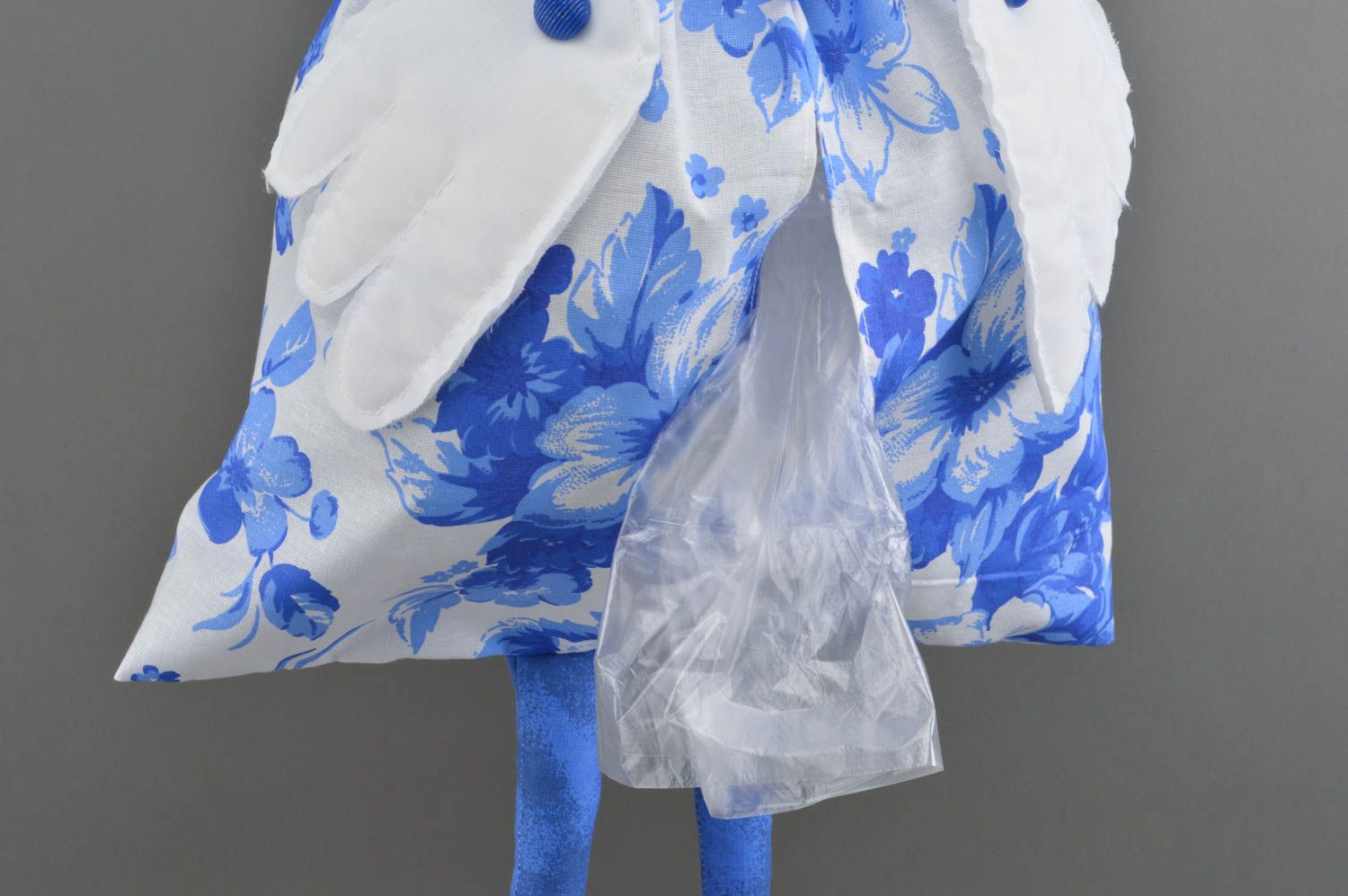Текстильная кукла для пакетов ручной работы авторская красивая в виде гуся фото 3