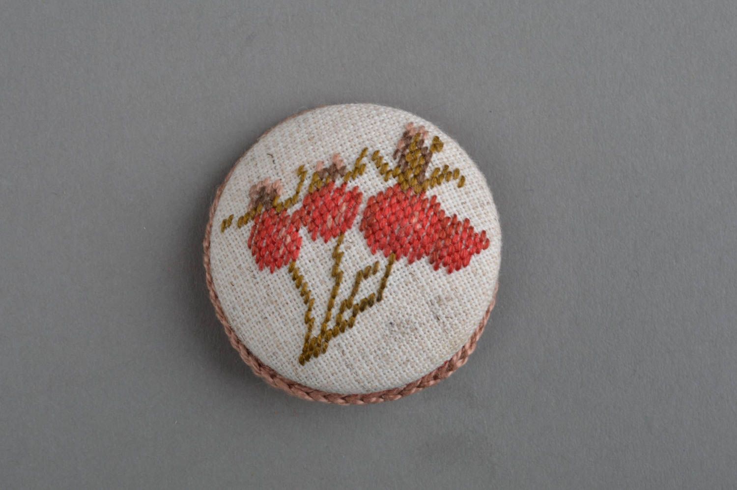 Брошь с вышивкой крестиком по канве круглая женская ручной работы Ягоды фото 2