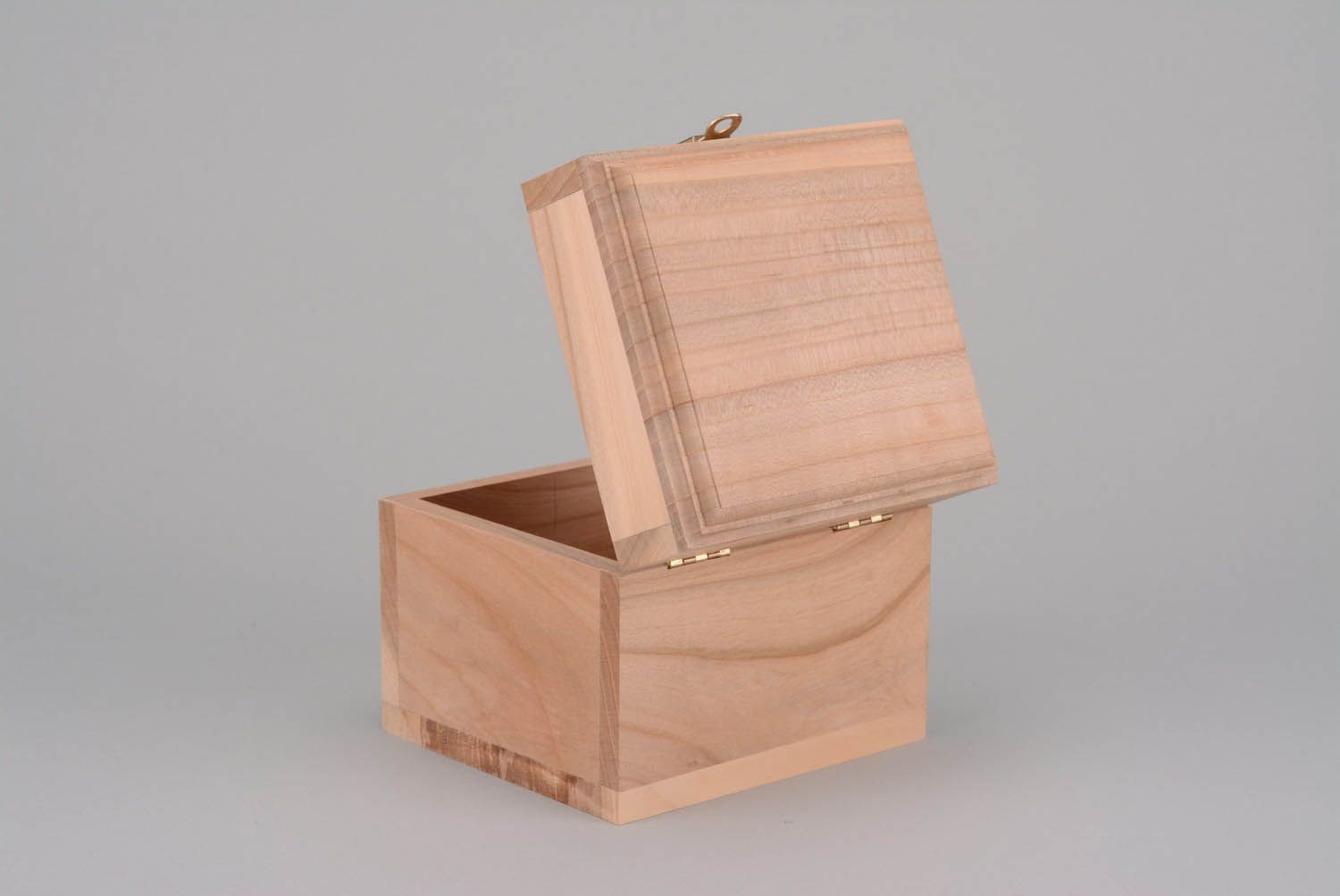 Caja de madera en blanco con cierre foto 3