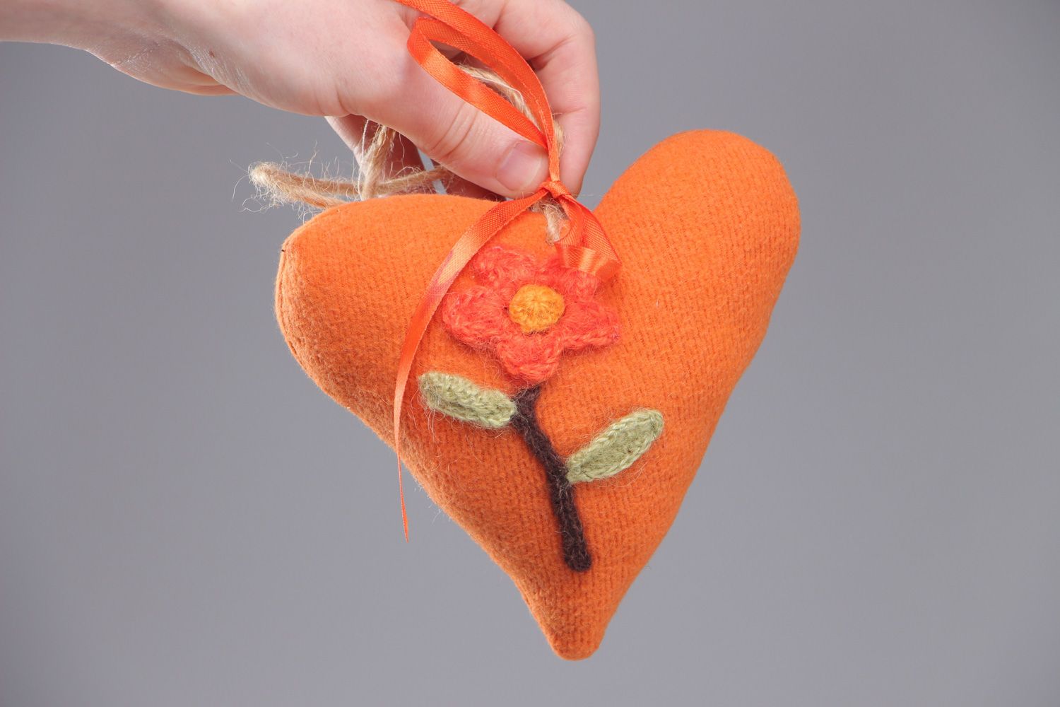 Сердце из ткани интерьерная подвеска с петелькой и вязаным цветком фото 4