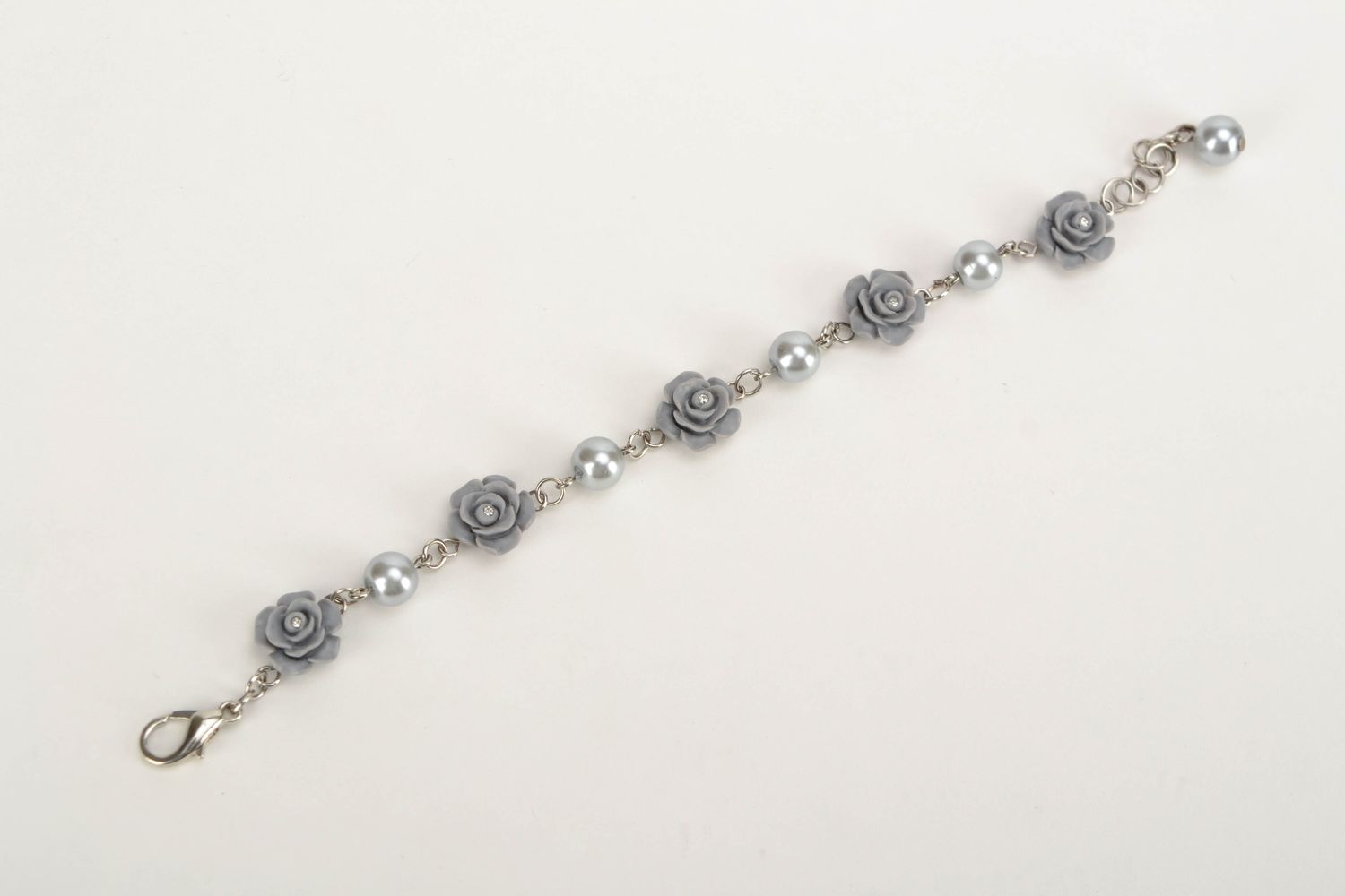 Bracelet en pâte polymère en formes de roses grises photo 4