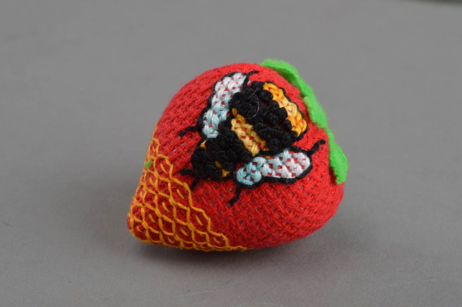 Petit jouet mou décoratif fait main en forme de fraise en canevas avec broderie  photo 3