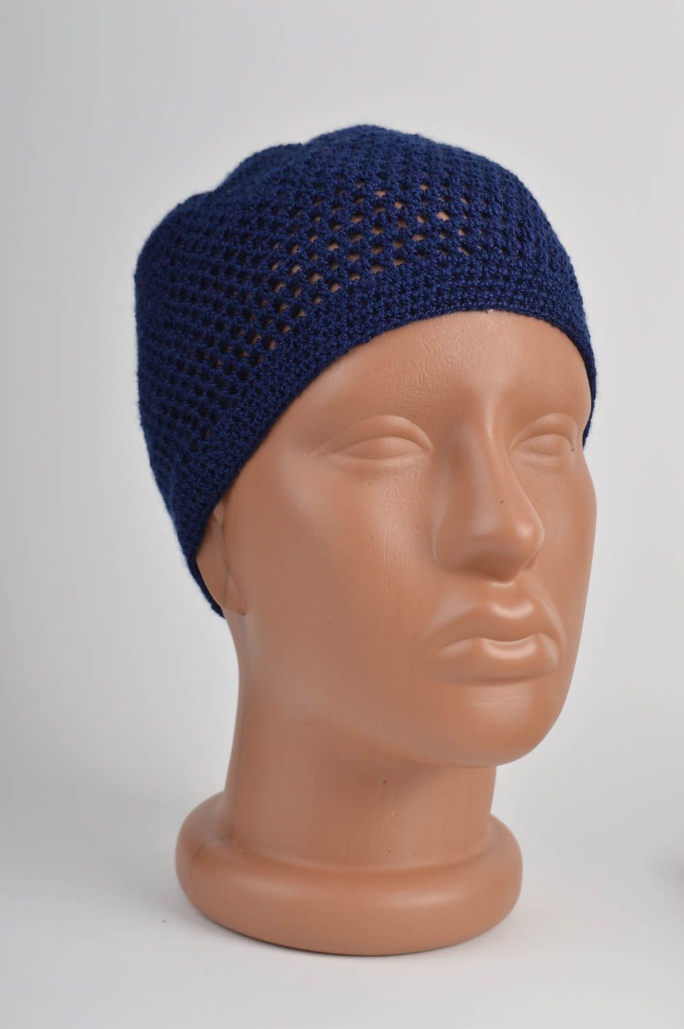Bonnet tricot fait main Chapeau au crochet bleu ajouré de design Vêtement fille photo 2