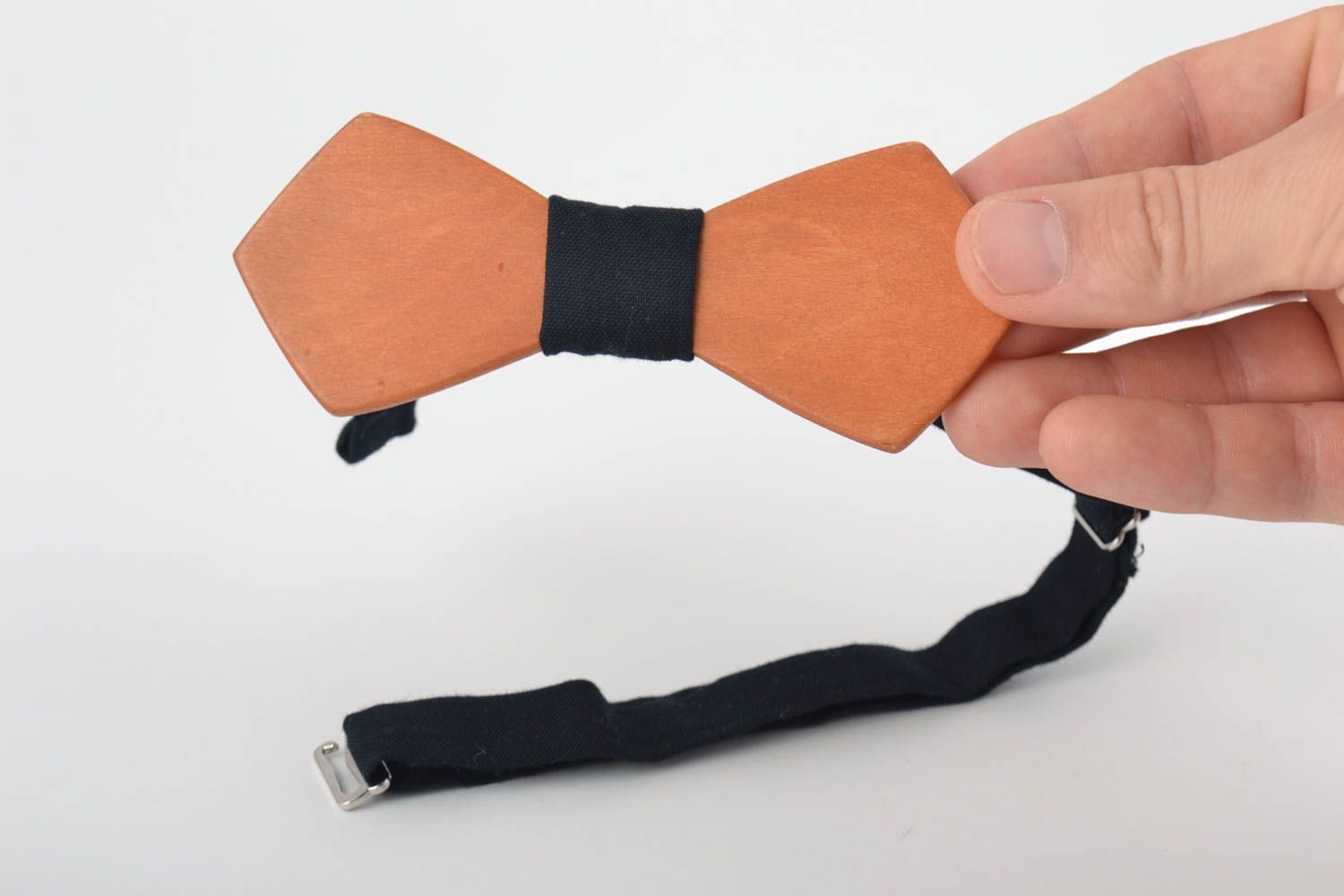 Деревянный галстук-бабочка с тканевым ремешком ручной работы черный стильный фото 4