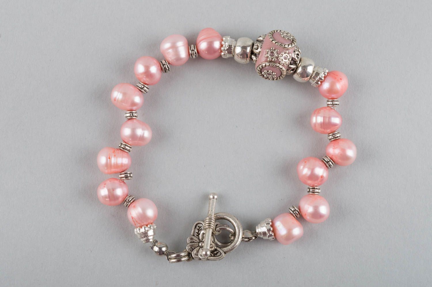 Handmade cute designer bracelet made of pearls and brass in pink coloring photo 2