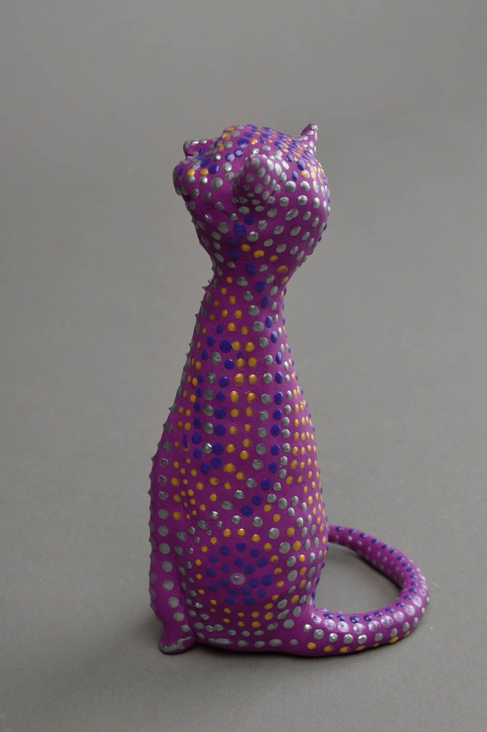 Schöne violette kleine originelle handgemachte Figurine Katze aus Polymerton foto 4