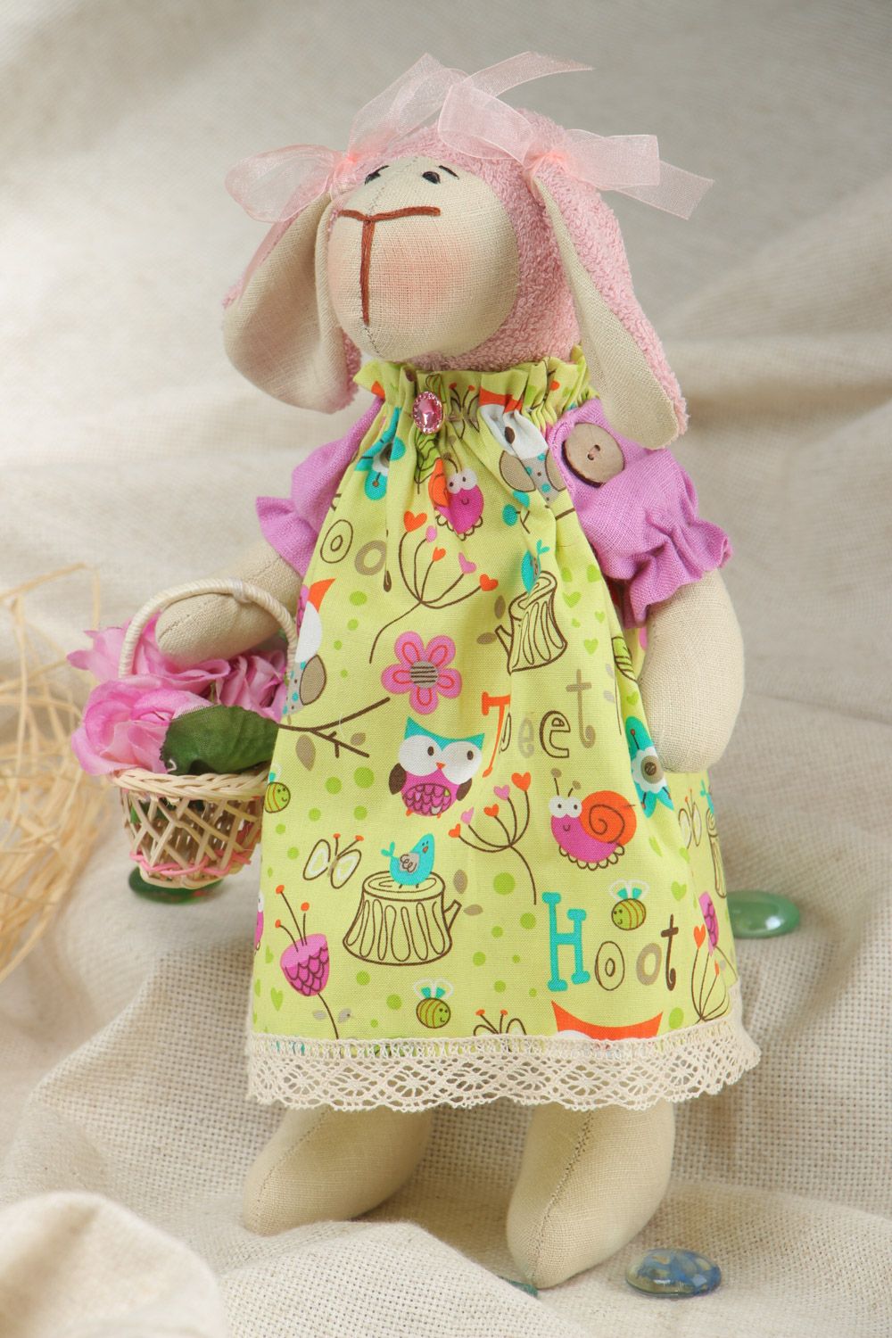 Красивая мягкая игрушка овечка ручной работы из льна в платье с корзинкой фото 1