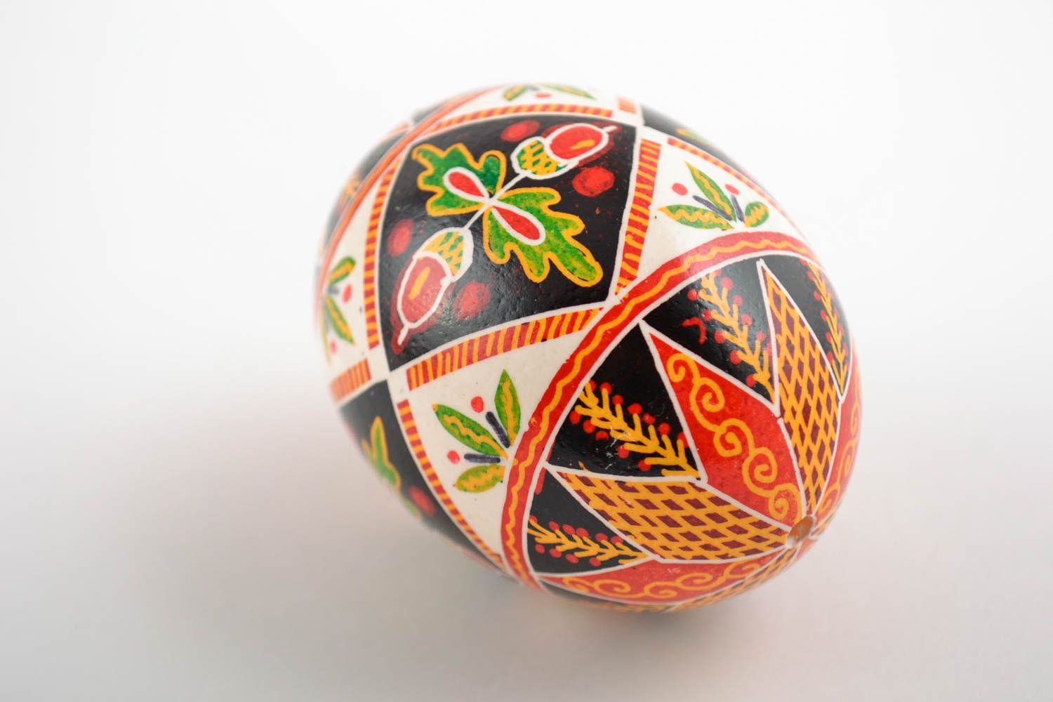 Huevo de Pascua pintado a mano con arcílicos artesanal con bellotas foto 3