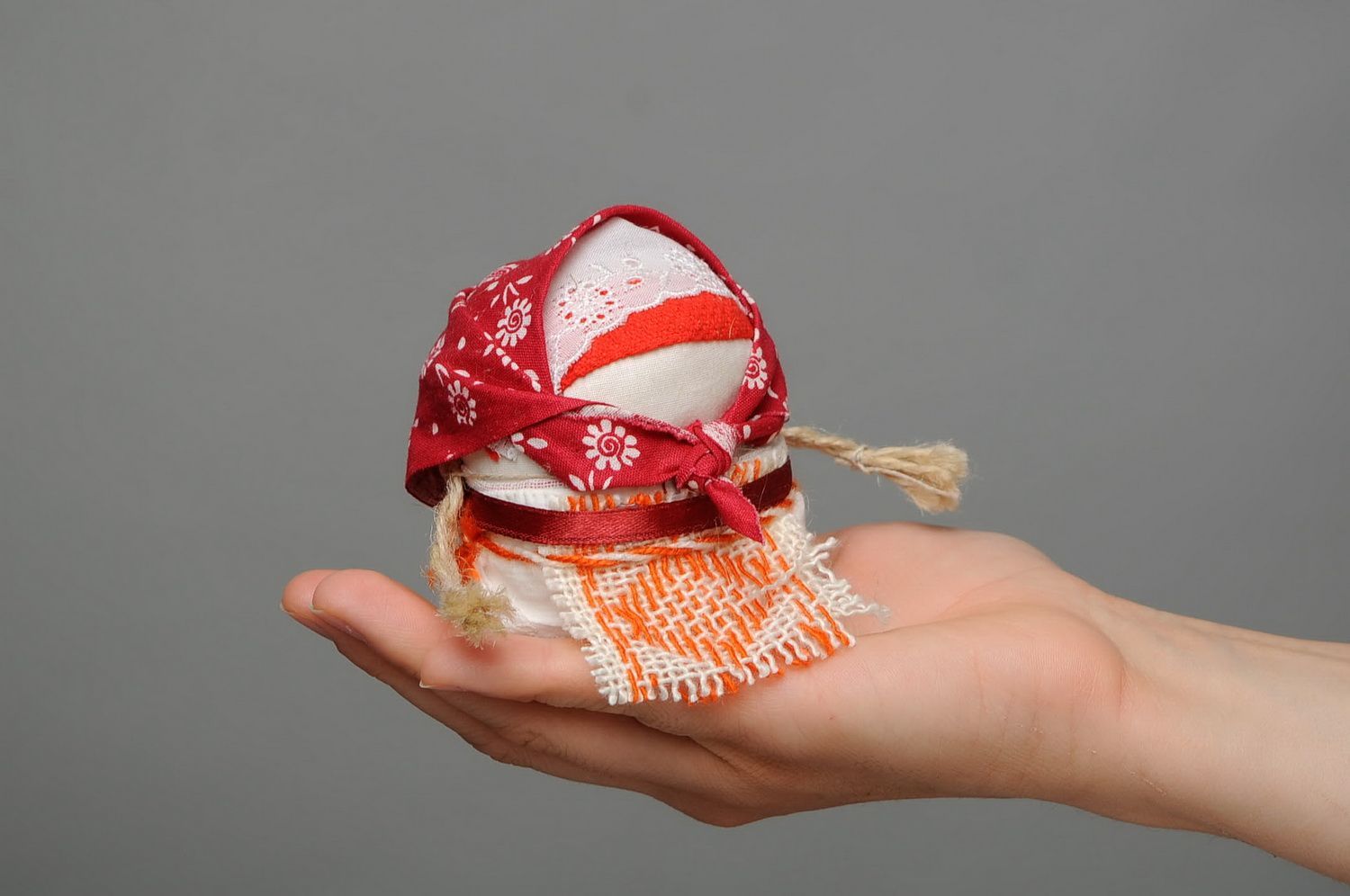 Bambola slava di stoffa fatta a mano amuleto talismano giocattolo etnico
 foto 2
