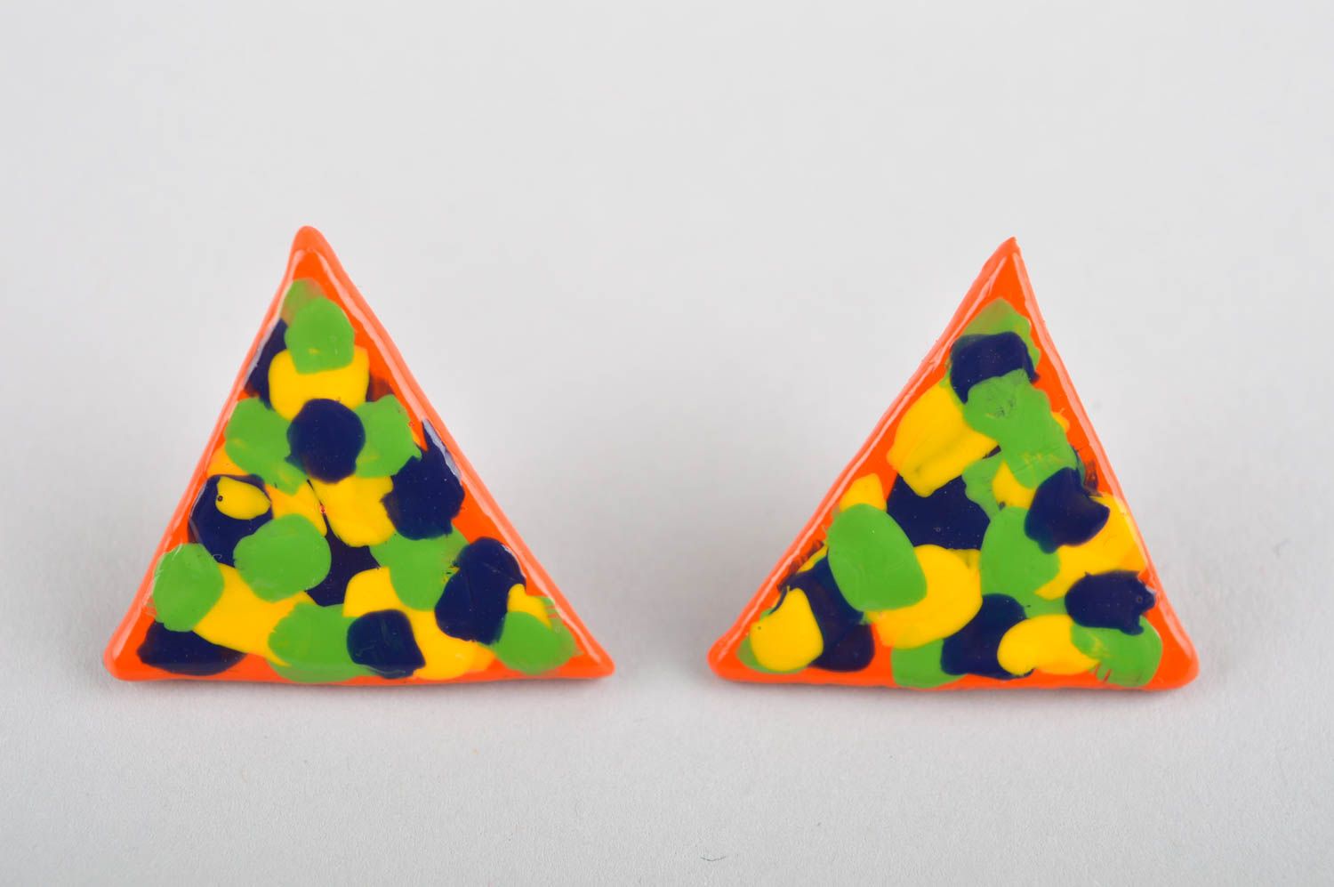 Серьги гвоздики украшение ручной работы серьги из полимерной глины треугольники фото 3