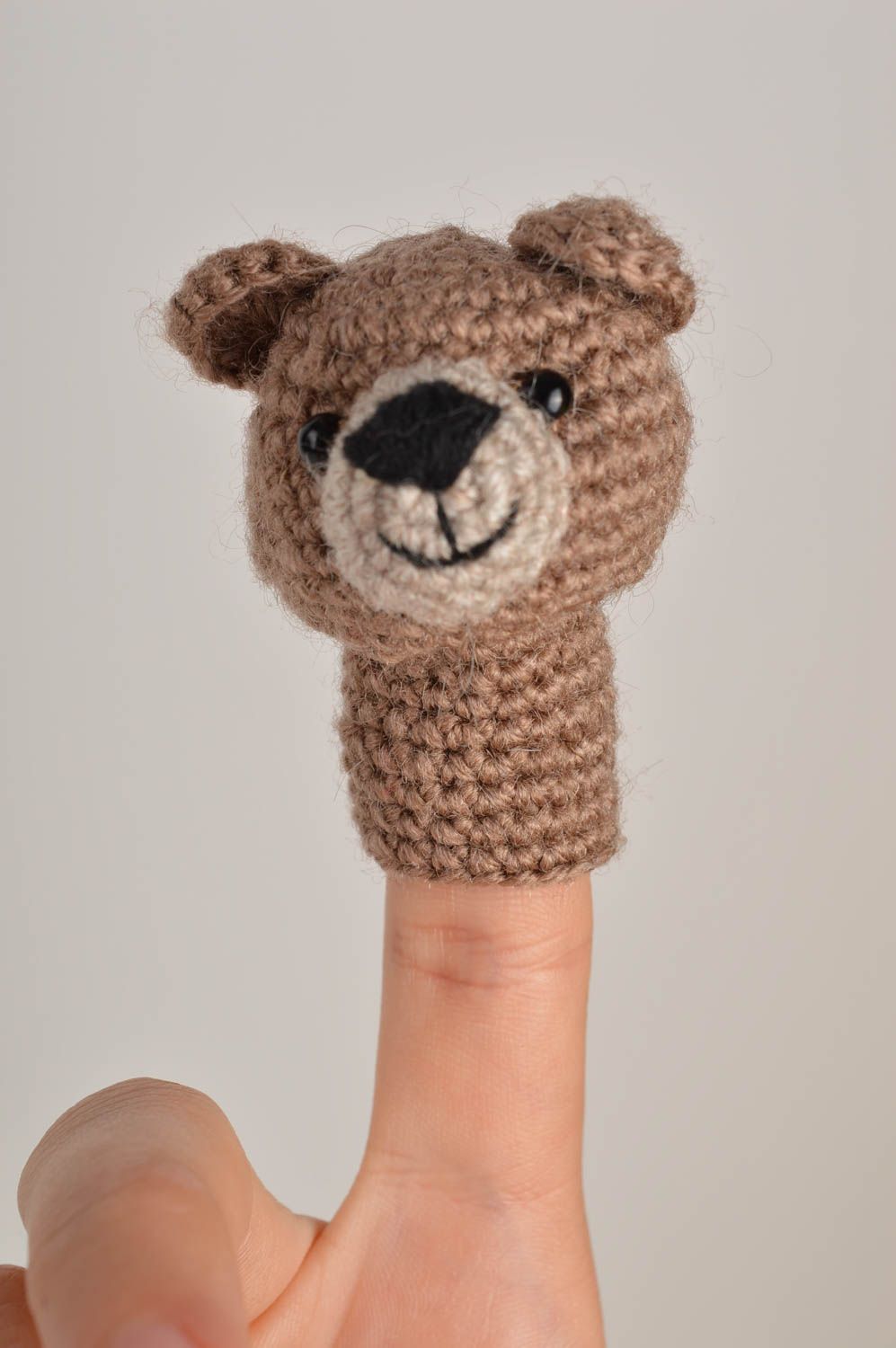 Мягкая игрушка подарок ребенку хенд мейд пальчиковая игрушка крючком медведь фото 1