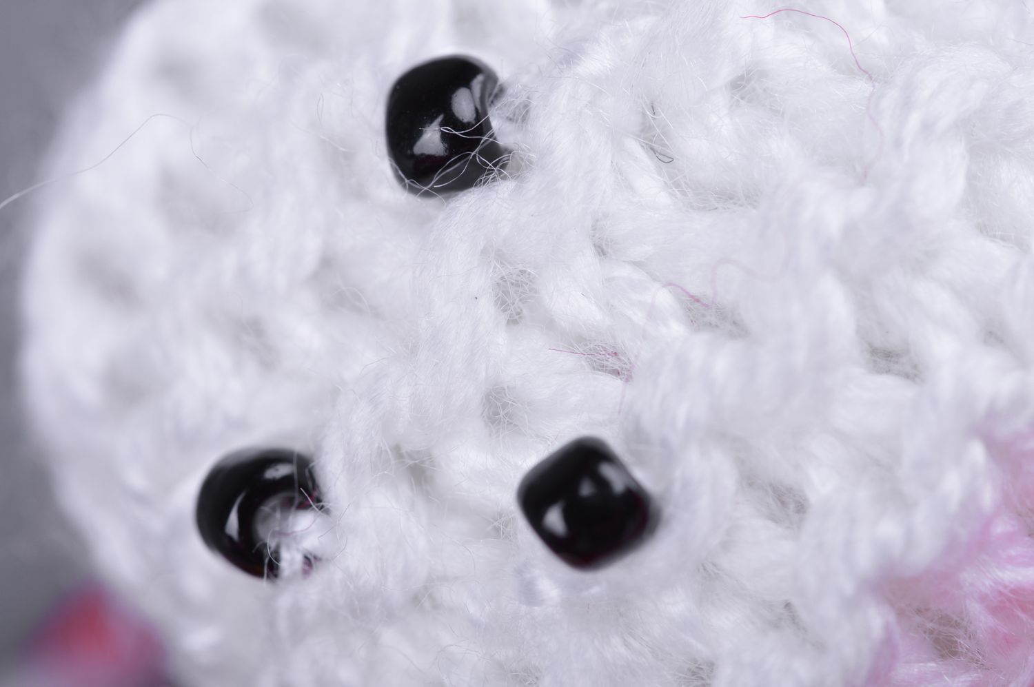 Petit jouet décoratif tricoté mou fait main original Lapins rouge et blanc photo 4
