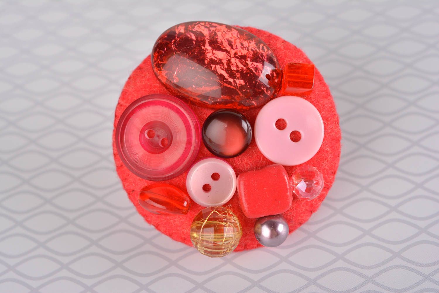 Broche rouge faite main Accessoire femme feutre boutons plastiques Cadeau femme photo 1