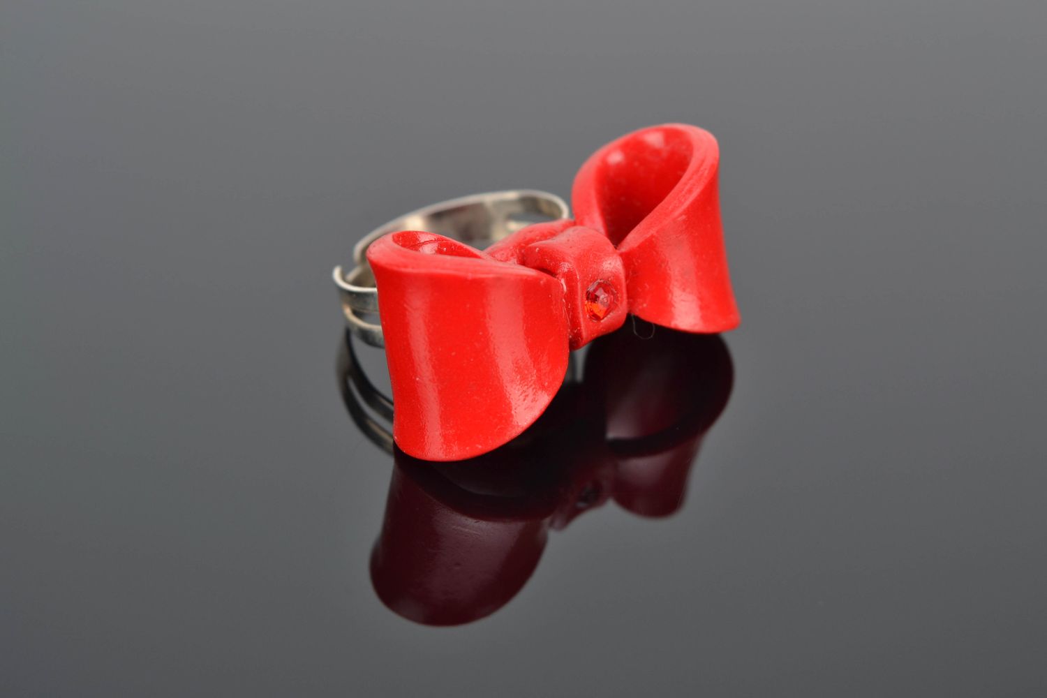 Кольцо из полимерной глины с красным бантиком фото 1