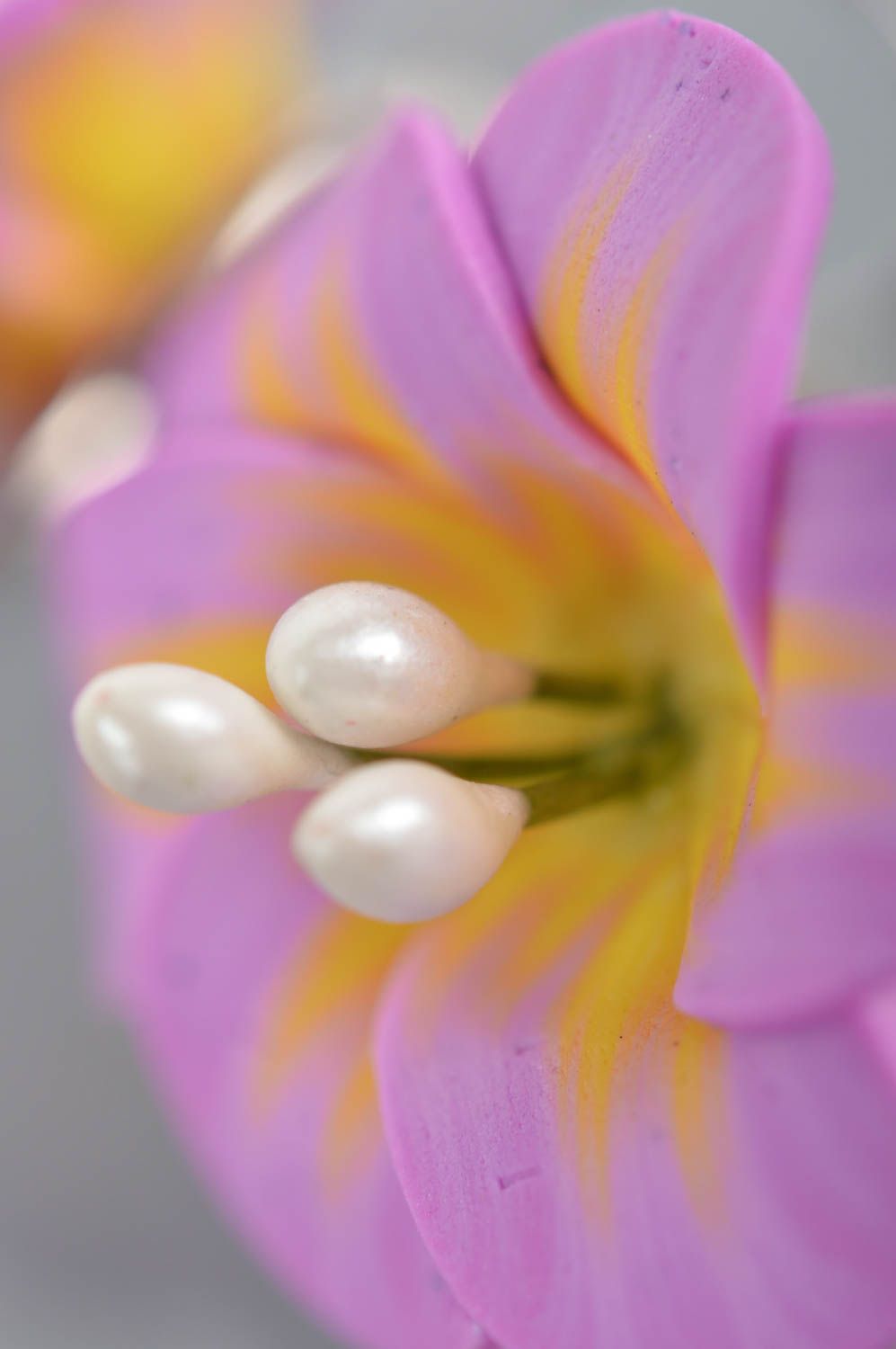 Feine helle violette originelle handgemachte Ohrringe aus Polymerton mit Blumen foto 4