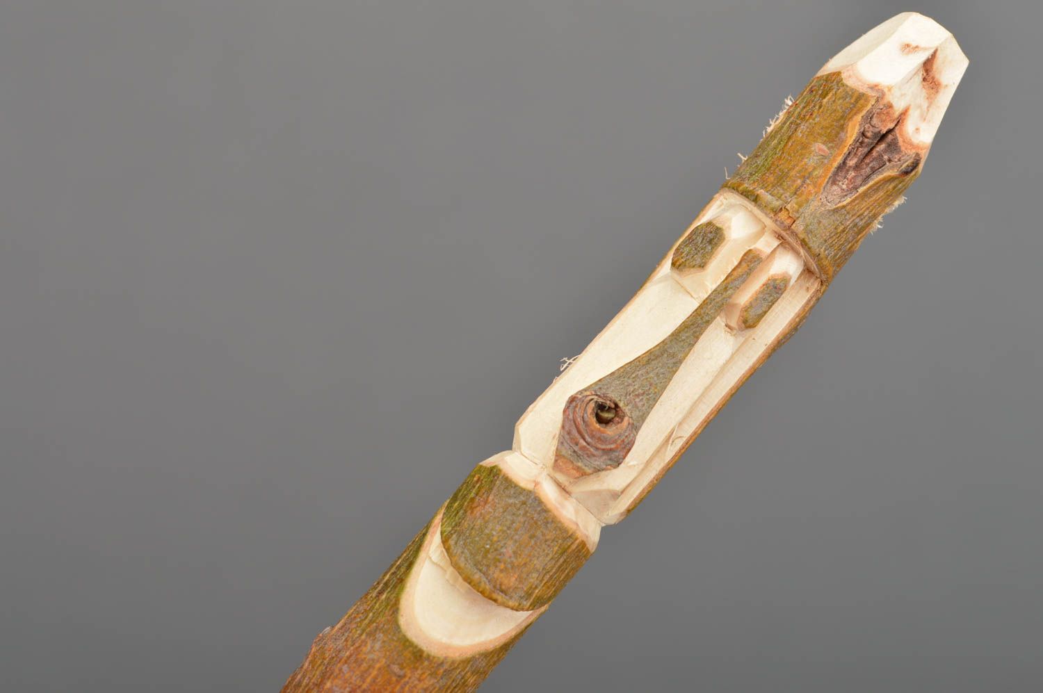 Originelle geschnitzte schöne ethnische Lippenpfeife aus Holz Souvenir  foto 3