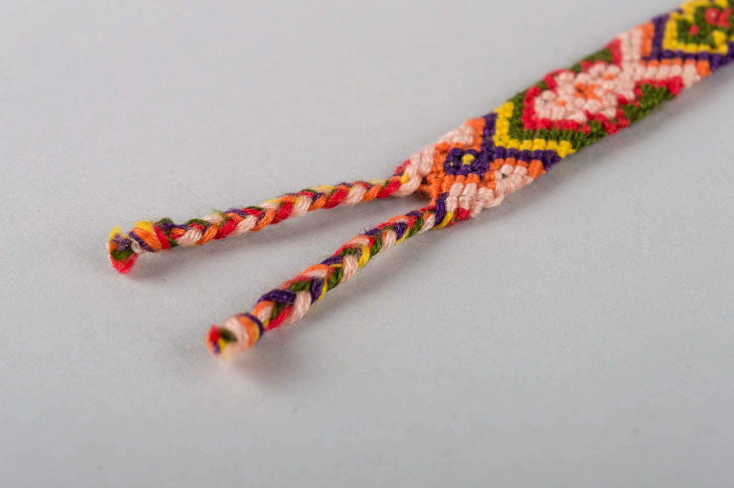 Яркий оригинальный браслет из ниток мулине ручной работы плетеный красивый фото 5