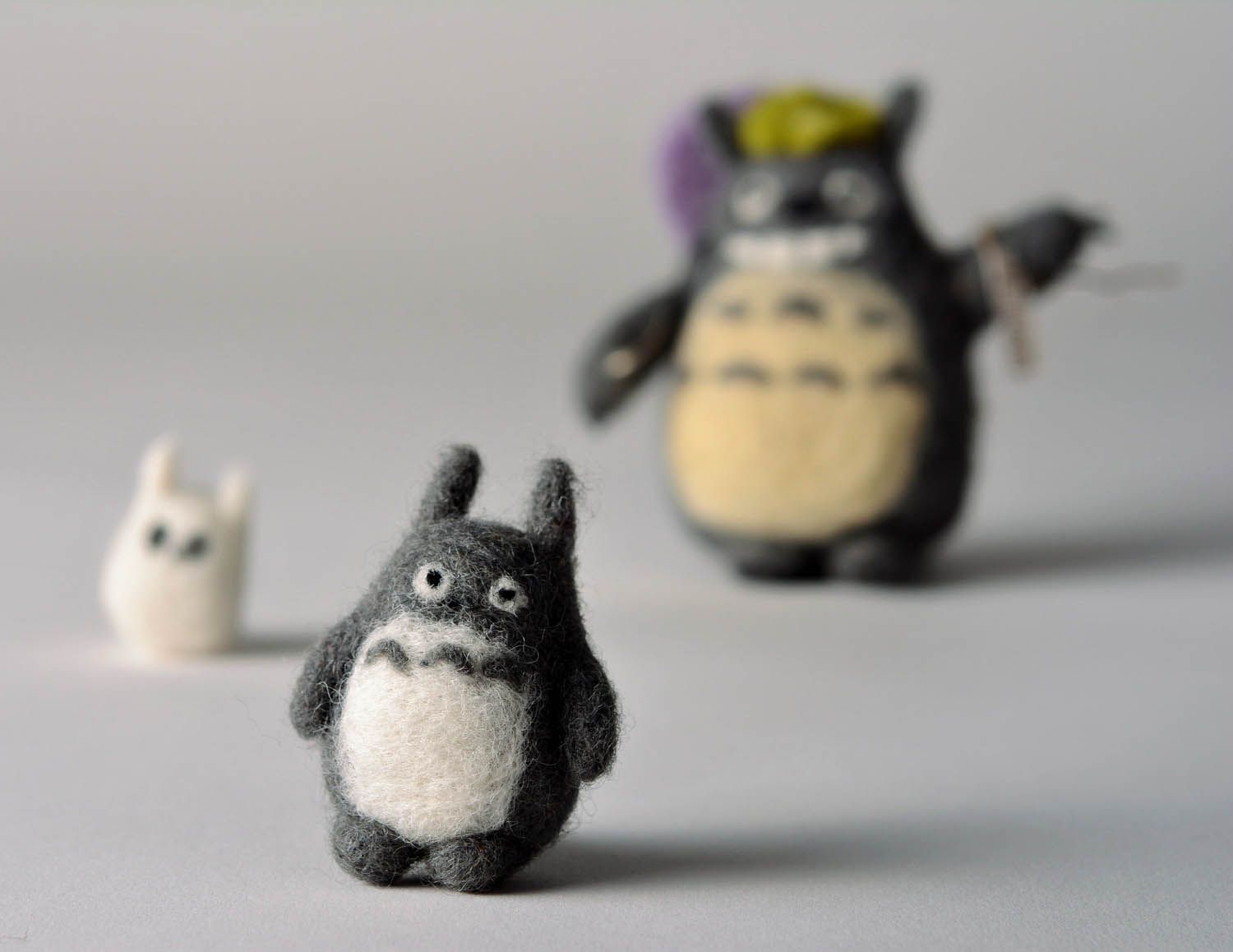 Conjunto de brinquedos em técnica de feltragem de lã Totoro foto 4