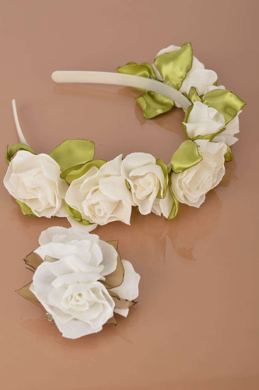 Handmade Brosche und Haarreif mit Blumen 2 Stück in Weiß und Grün zarte schöne  foto 4