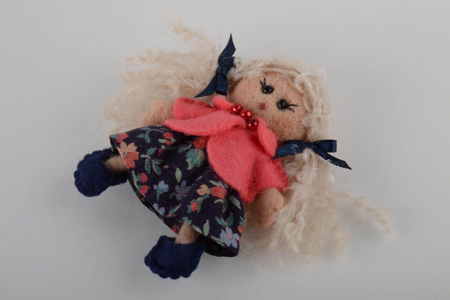 Künstlerische schöne handmade Puppe aus Wolle in Trockenfilzen Technik im Kleid foto 2