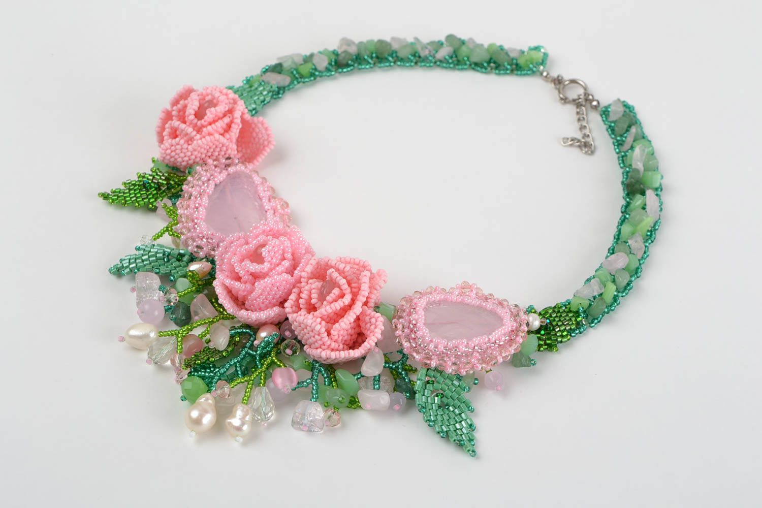 Ожерелье из бисера и натуральных камней розовое цветочное ручной работы фото 3