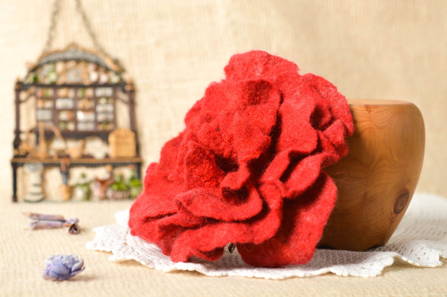 Broche Barrette fleur faite main rouge en laine feutrée Accessoire femme photo 1