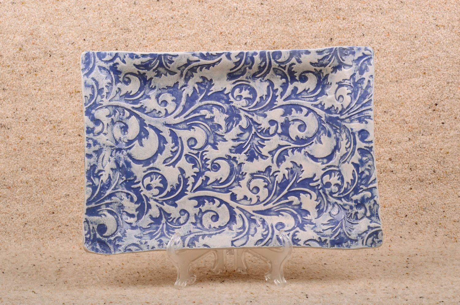 Бело-синяя керамическая тарелка для интерьера ручной работы из белой глины фото 1