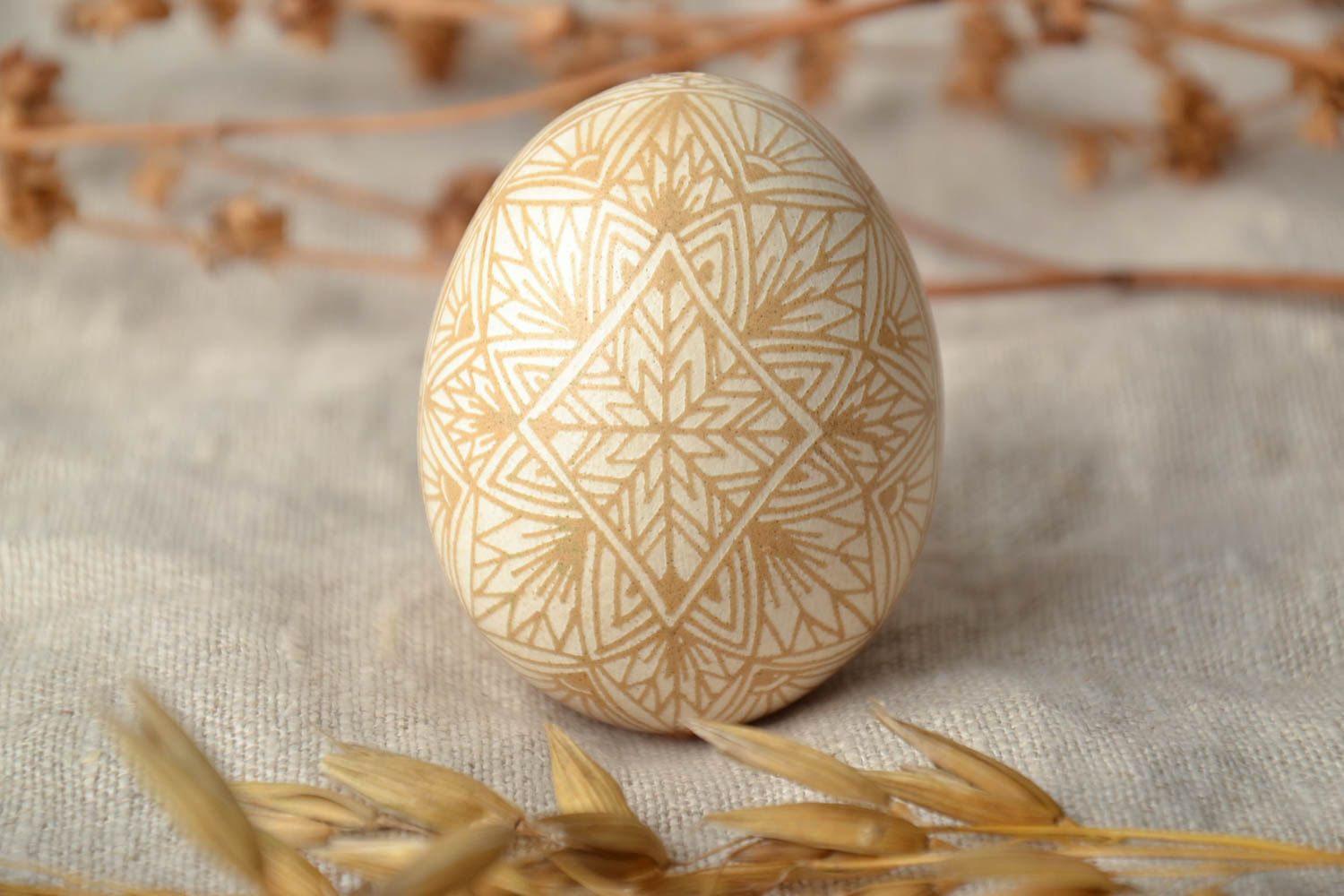 Oeuf de Pâques peint de poule beige et blanc fait main style ethnique déco photo 1