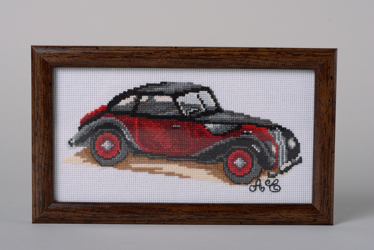 Gesticktes Gemälde Retro Auto in Rot im braunen Rahmen aus Plastik handmade  foto 1