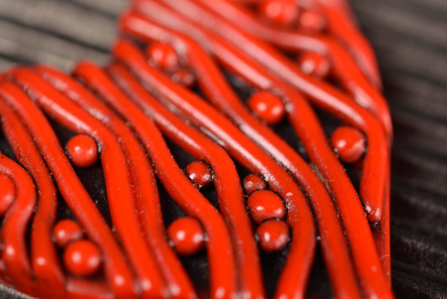Handmade Herz Anhänger aus Polymerton an Schnur rot schwarz künstlerisch elegant foto 4