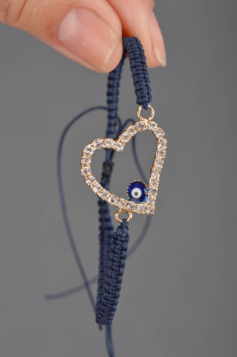 Bracelet tressé en fil de textile bleu foncé avec cœur en métal fait main photo 3