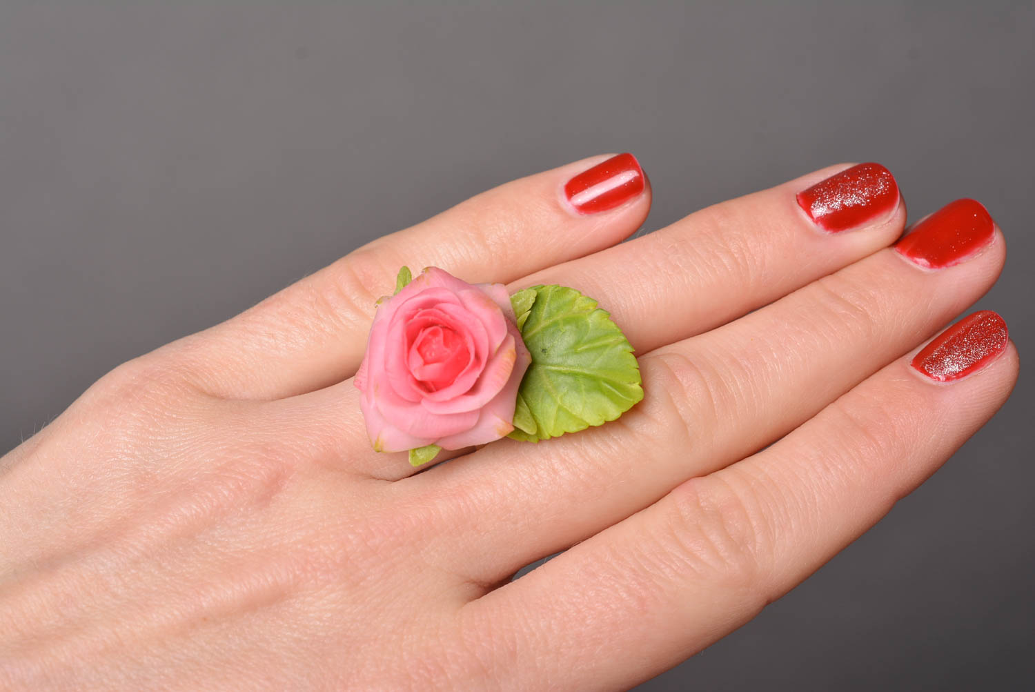 Красивые серьги хэнд мэйд кольцо из пластики украшения из полимерной глины Розы фото 3