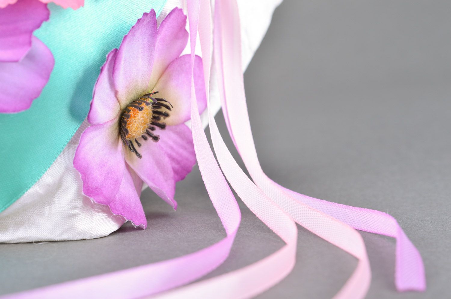 Белая большая подушечка для колец из атласа с цветами ручной работы красивая фото 4