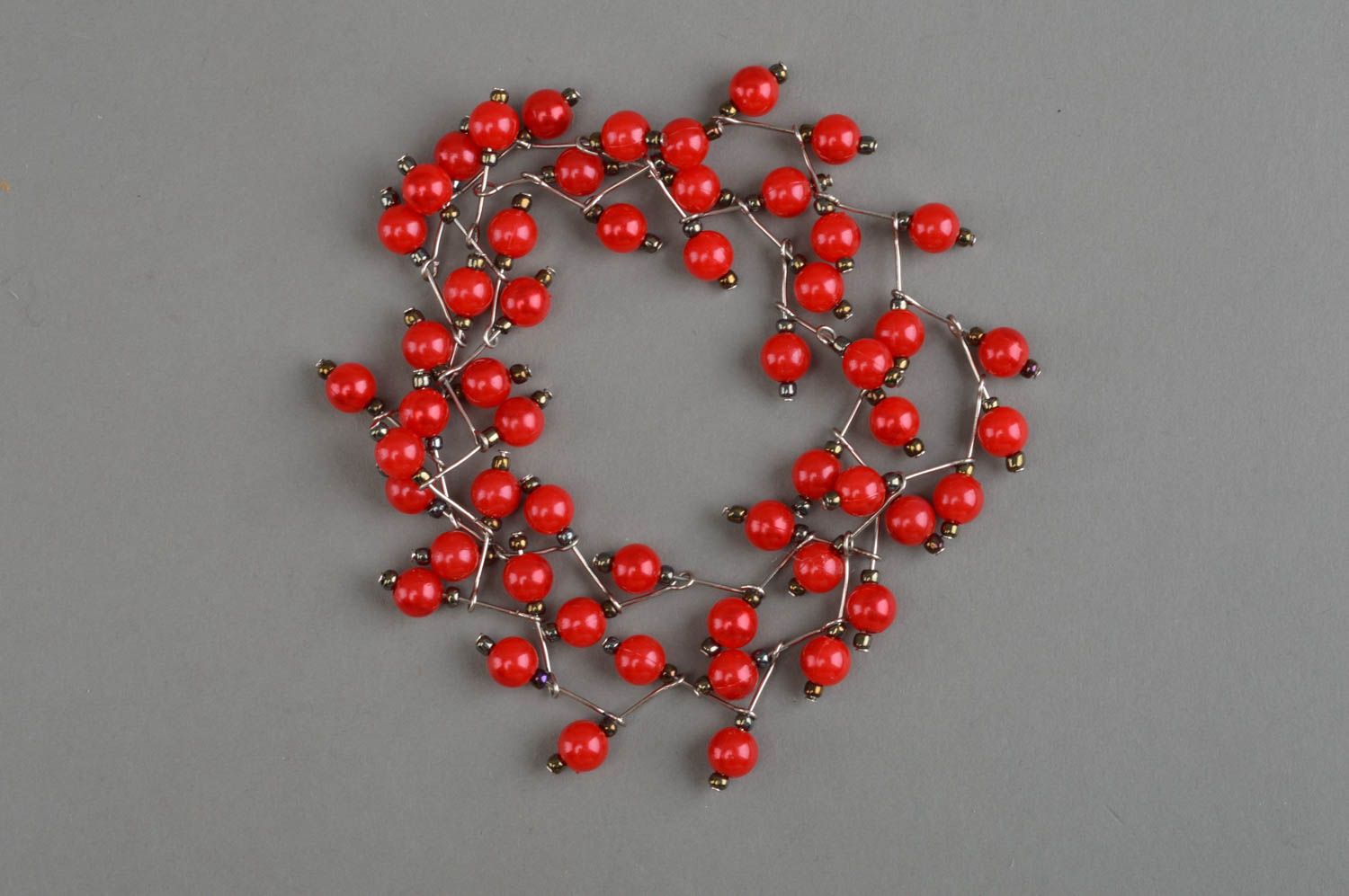 Bracelet en perles fantaisie et fil métallique fait main rouge élégant Obier photo 2