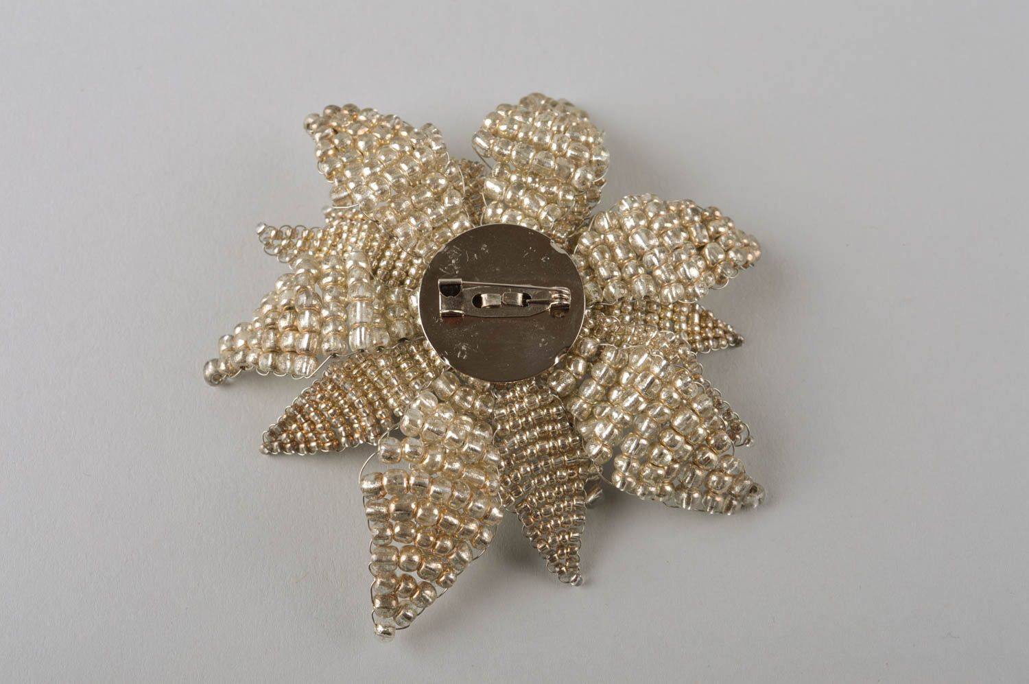 Broche fleur Bijou fait main en perles de rocaille de couleur dorée Cadeau femme photo 5