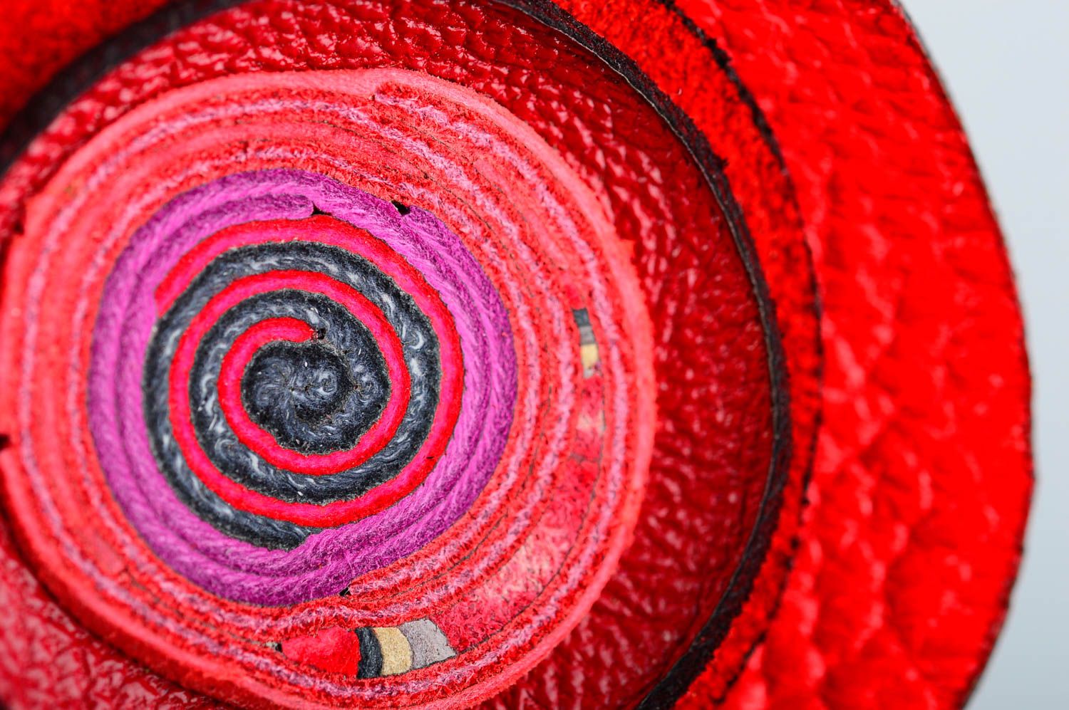 Pendentif en cuir rouge Bijou fait main design sur fil Cadeau pour femme photo 5