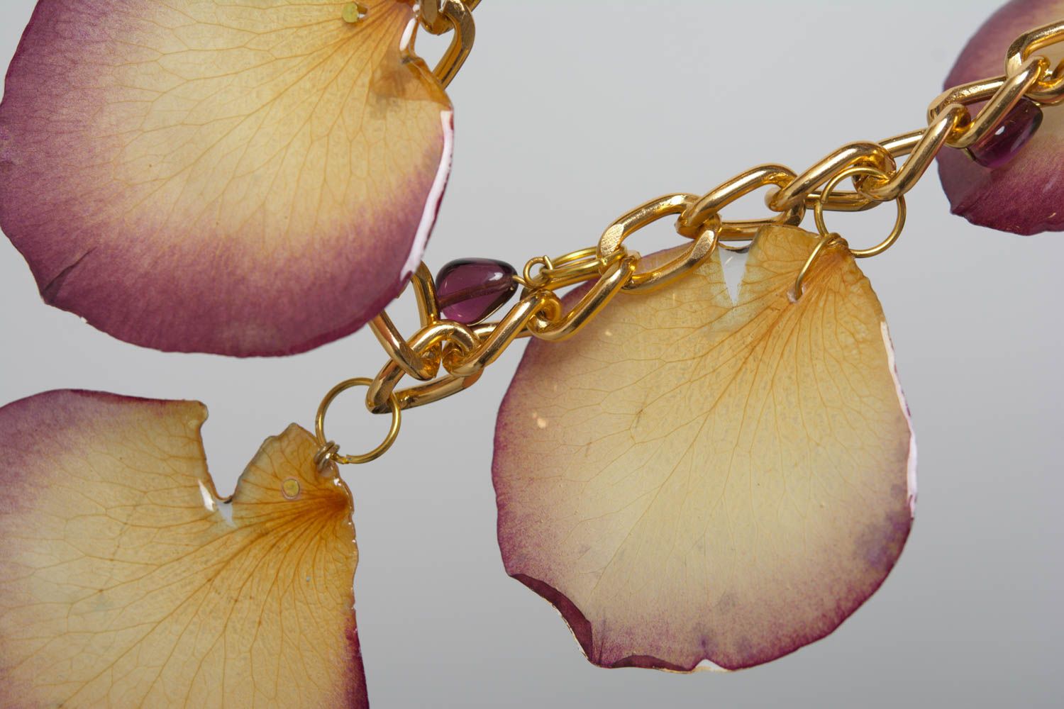 Joli collier en résine époxyde sur chaîne avec pétale de rose fait main photo 4