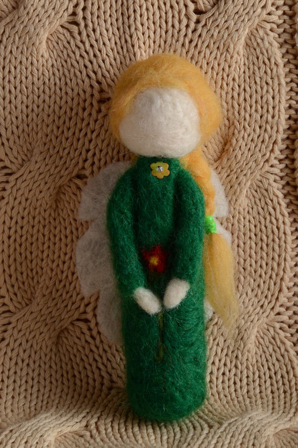 Muñeco de fieltro de lana original decorativo hecho a mano con forma de ángel foto 1