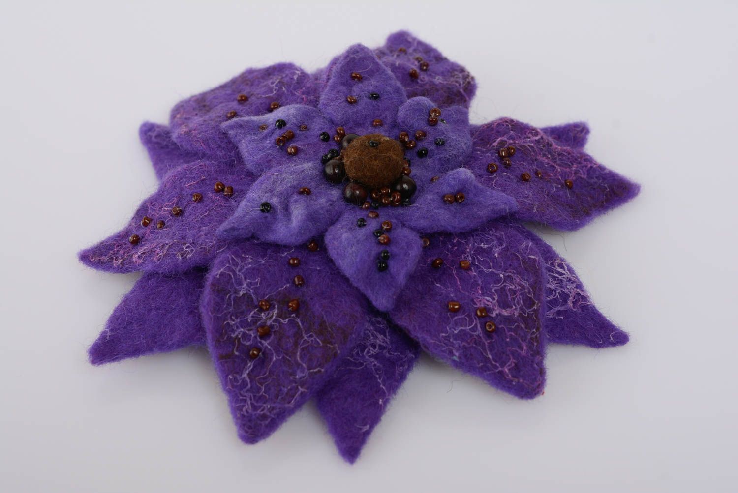 Broche para el pelo original hecho a mano flor violeta bonito estiloso de lana foto 1