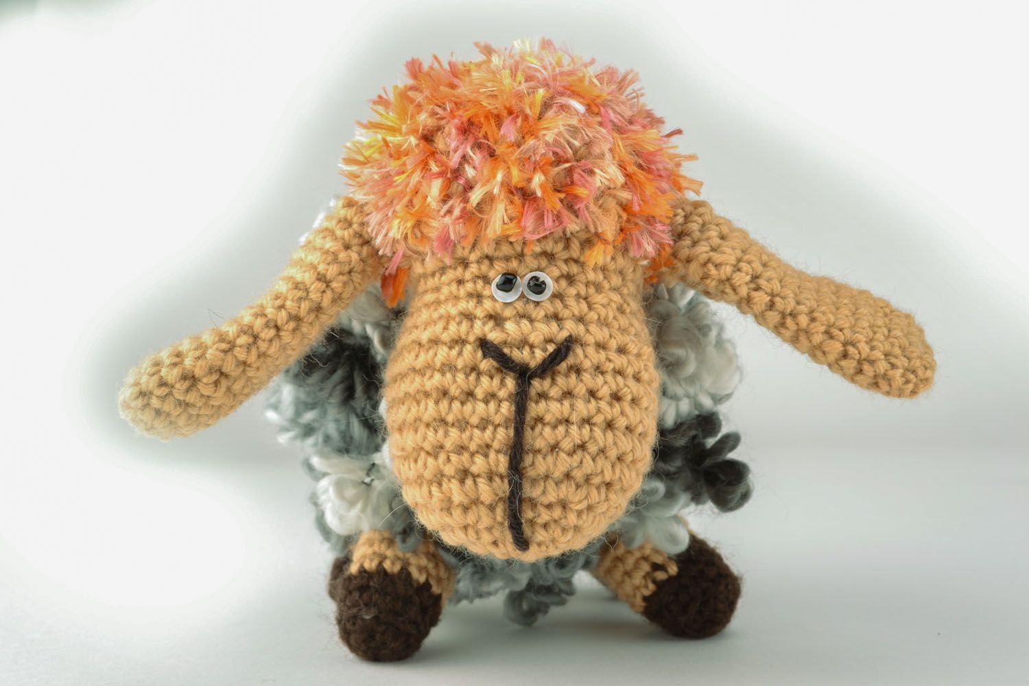 Giocattolo a maglia fatto a mano pupazzo morbido a forma di pecorella da bambini foto 2