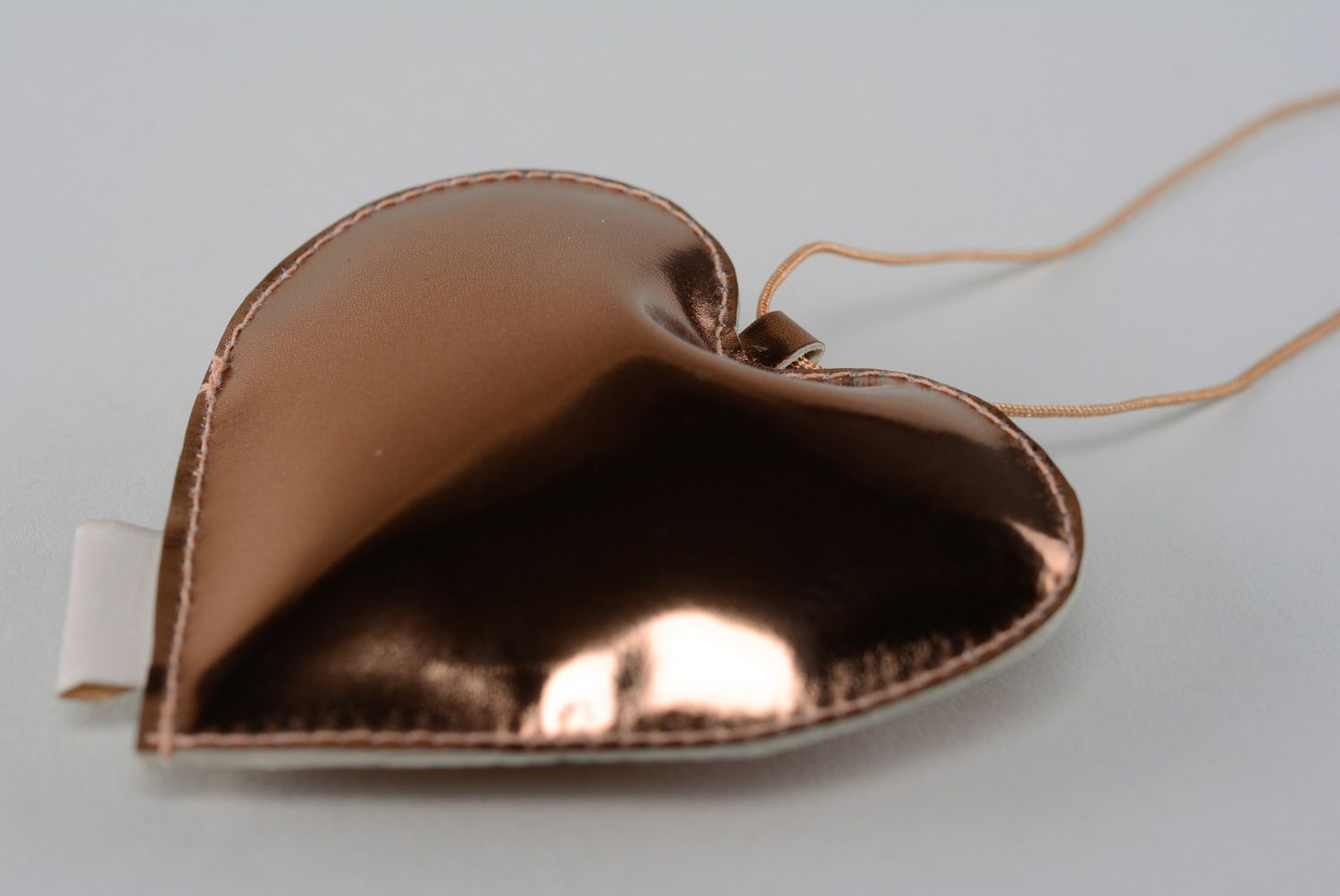 Handmade genuine leather heart-shaped keychain charm for handbags of two colors  photo 5